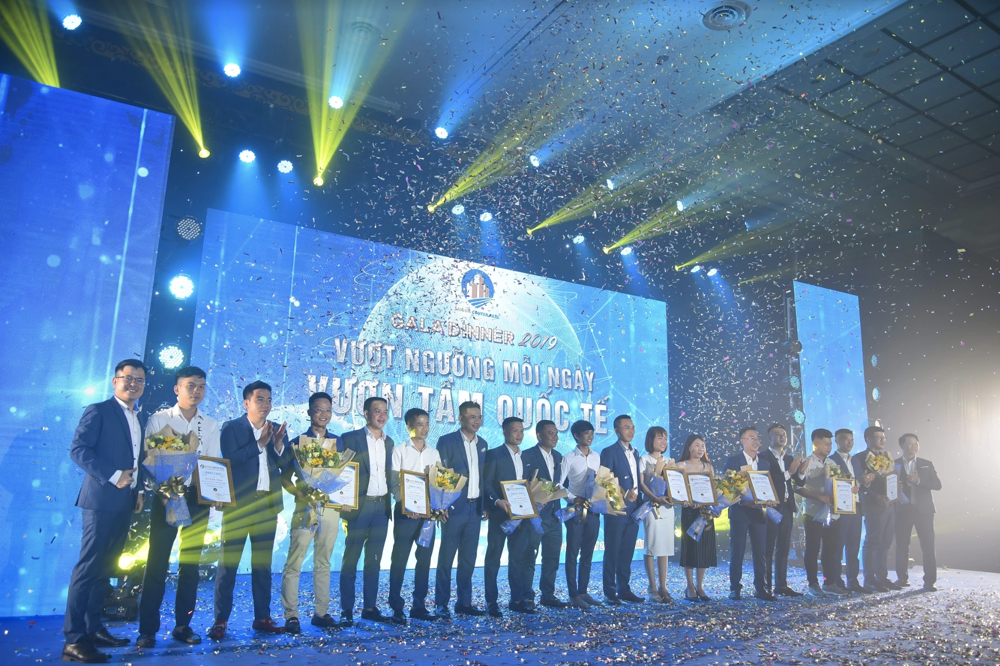 Sân khấu gala dinner doanh nghiệp với tiết mục vinh danh và hệ thống ánh sáng chuyên nghiệp