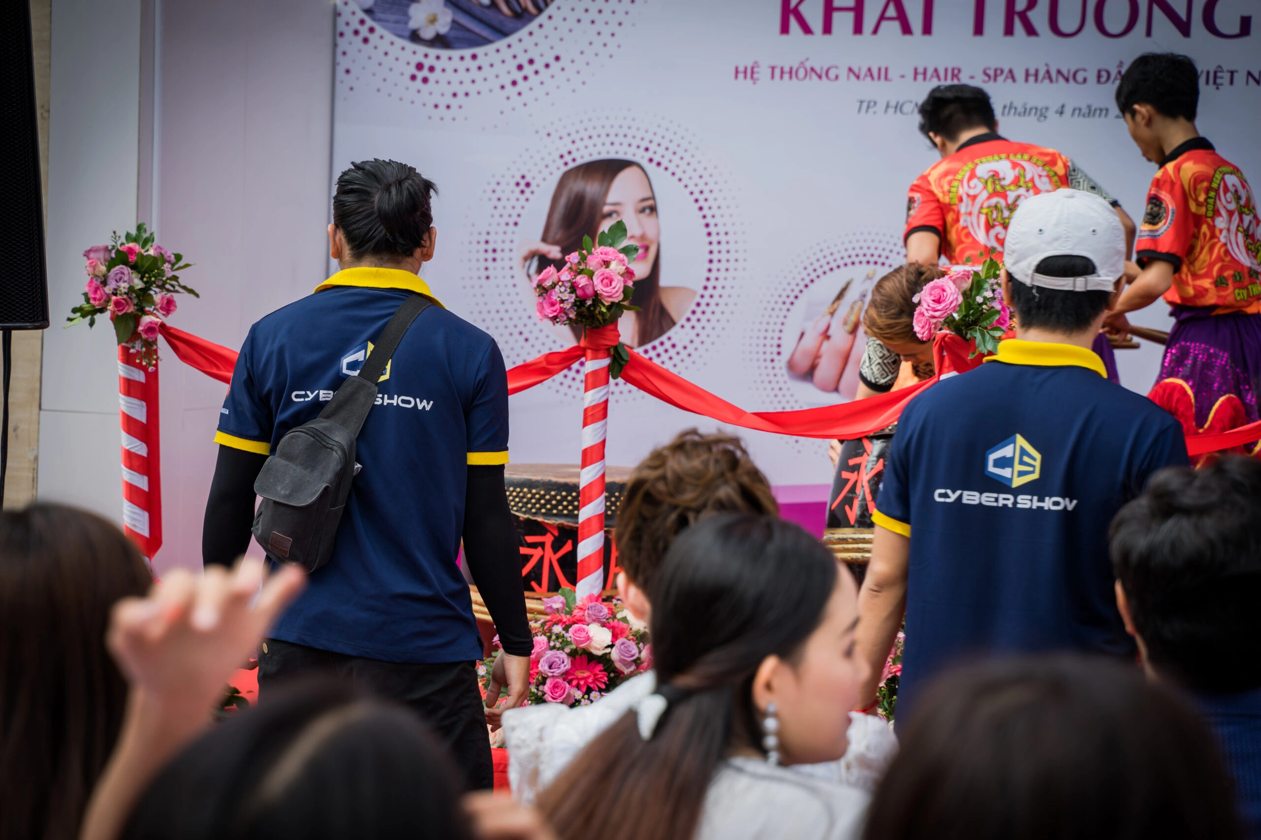 Đội ngũ Cyber Show triển khai setup trong một chương trình tổ chức sự kiện doanh nghiệp