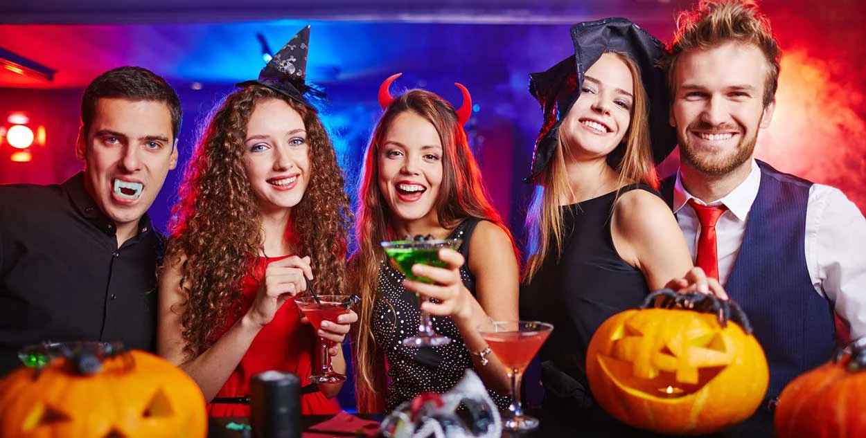 Người tham dự hóa trang trong chương trình Halloween