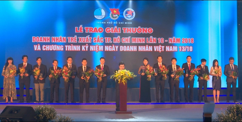 Chương trình lễ trao giải và kỷ niệm Ngày Doanh nhân Việt Nam trên sân khấu lớn