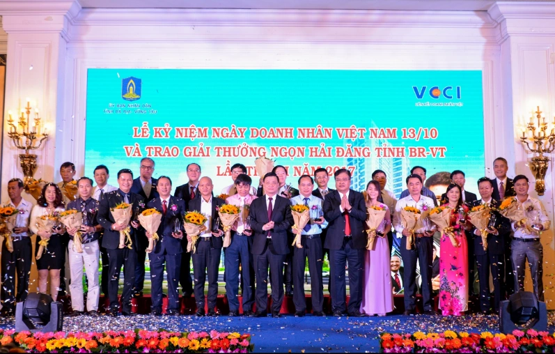 Sân khấu lễ kỷ niệm Ngày Doanh nhân Việt Nam kết hợp trao giải và tri ân
