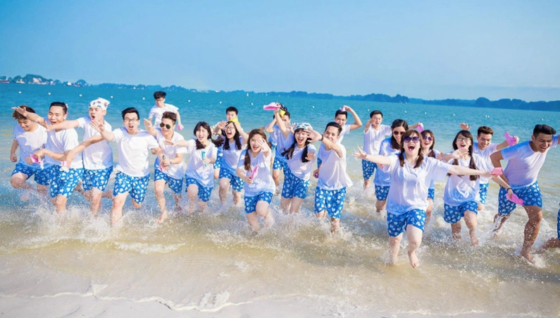 Hoạt động team building bãi biển sôi động cho doanh nghiệp