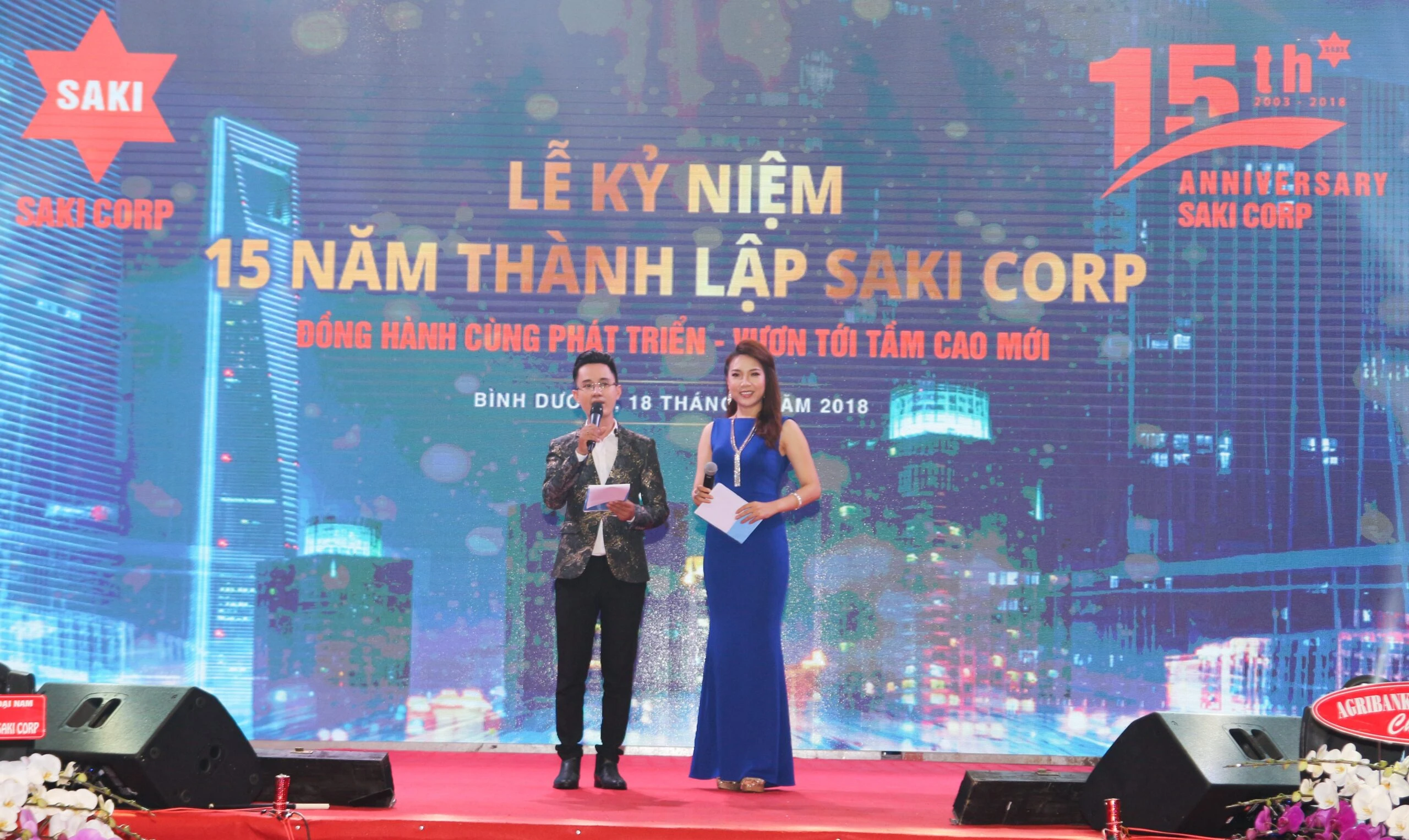 MC dẫn chương trình trên sân khấu lễ kỷ niệm thành lập công ty