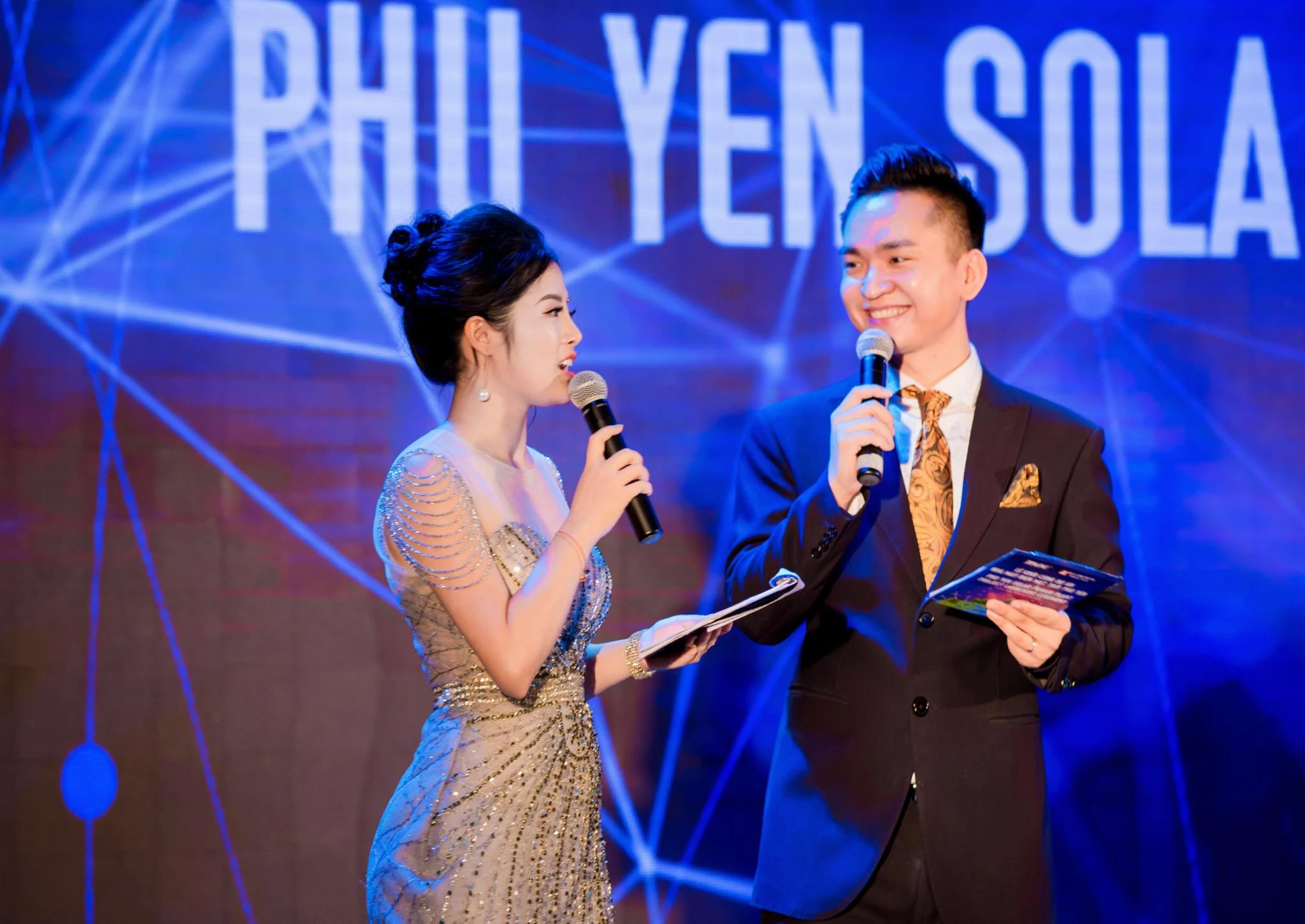 MC nam nữ phối hợp dẫn chương trình lễ kỷ niệm thành lập công ty