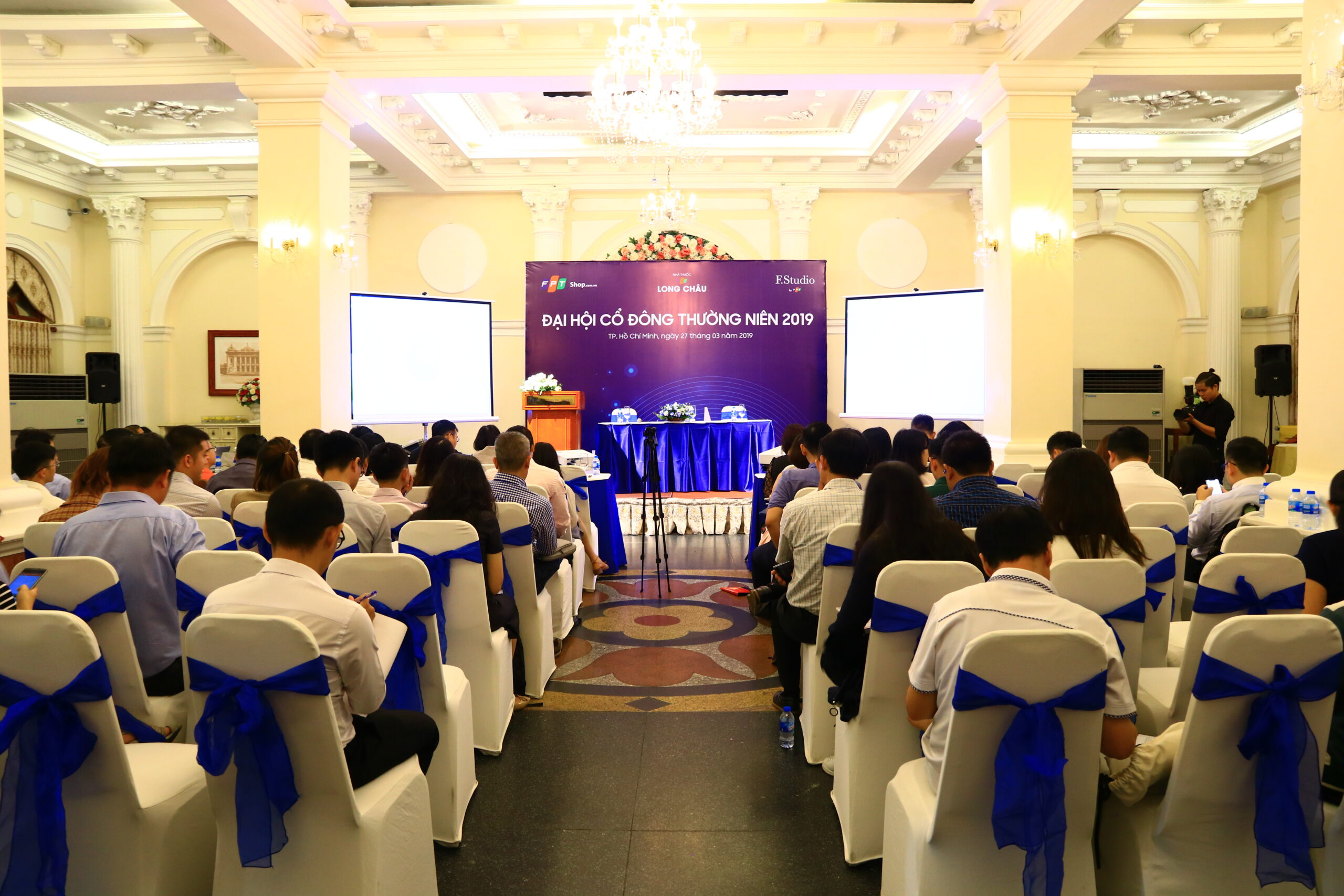 Bố trí phòng hội thảo song ngữ cho khách mời quốc tế