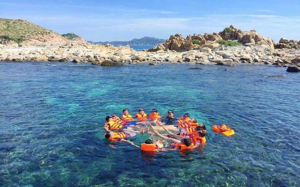 Trải nghiệm biển trong Company Trip Vĩnh Hy