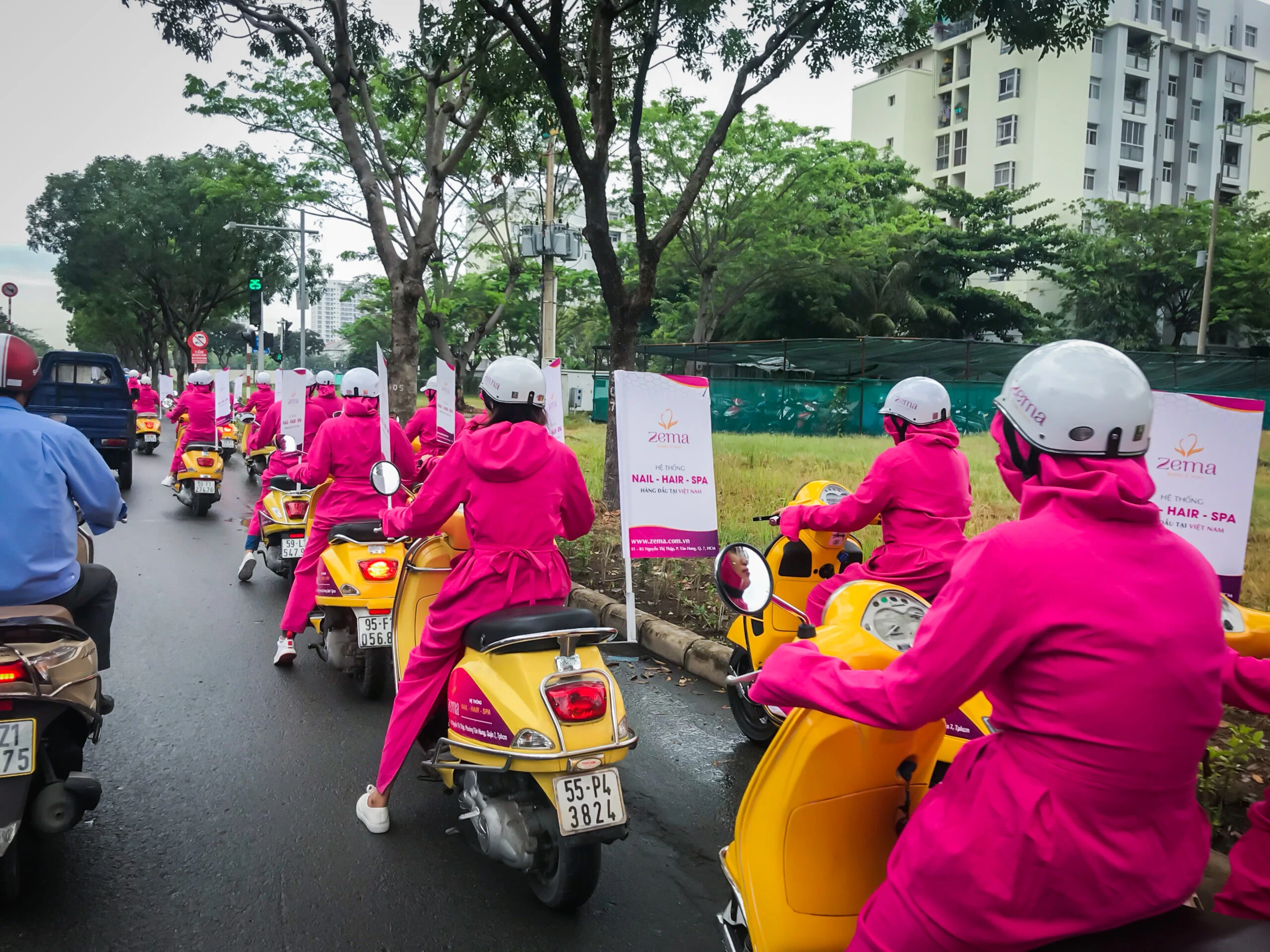 Đoàn roadshow activation với hình ảnh thương hiệu đồng bộ trên đường phố