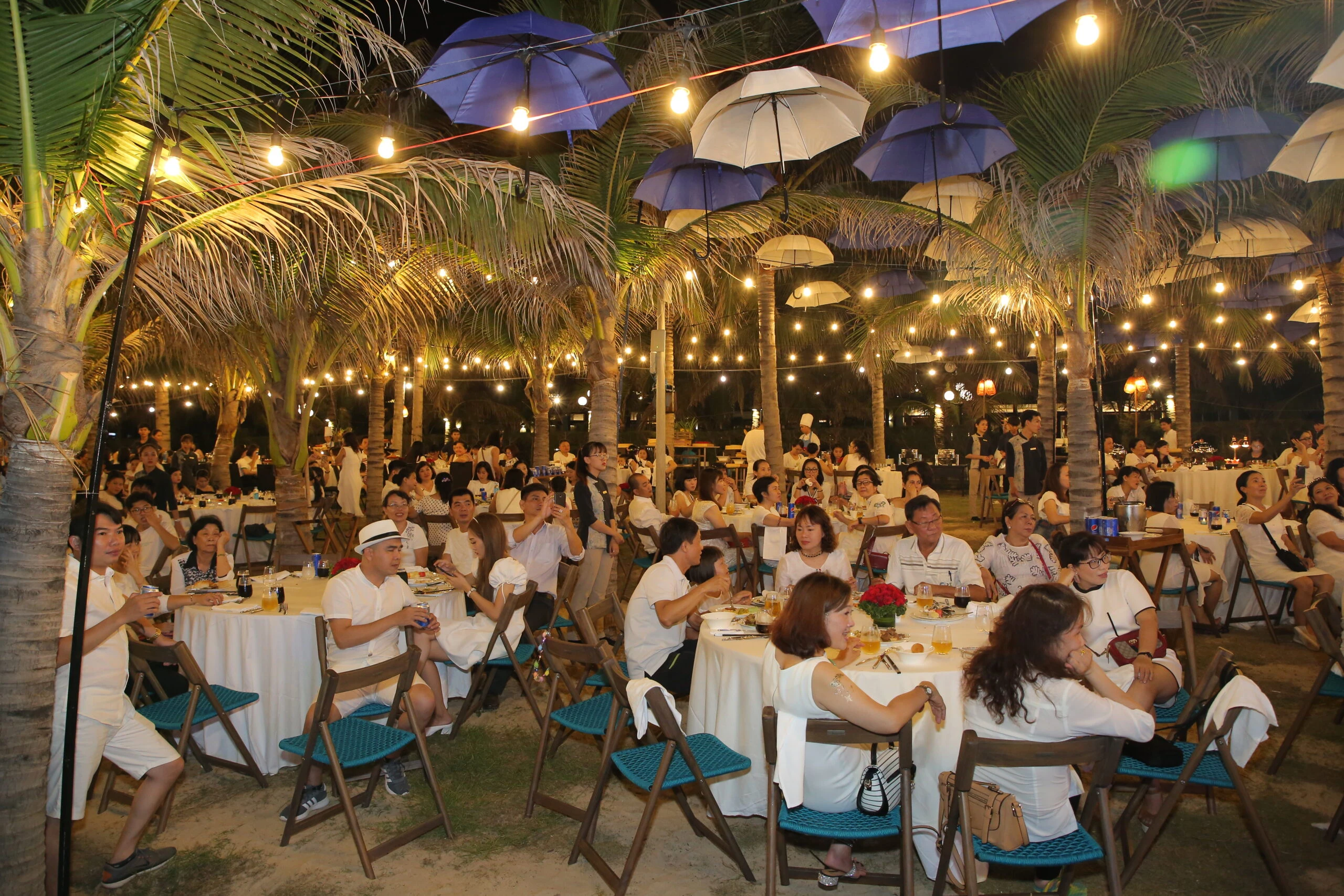 Không gian gala dinner ngoài trời trong chương trình sự kiện doanh nghiệp