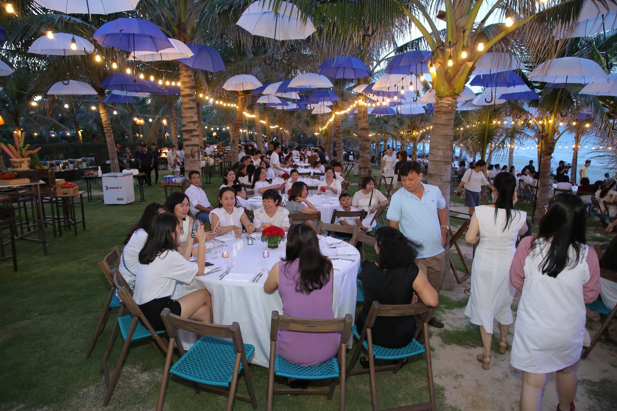Không gian Gala Dinner ngoài trời kết hợp nghỉ dưỡng và giao lưu nội bộ