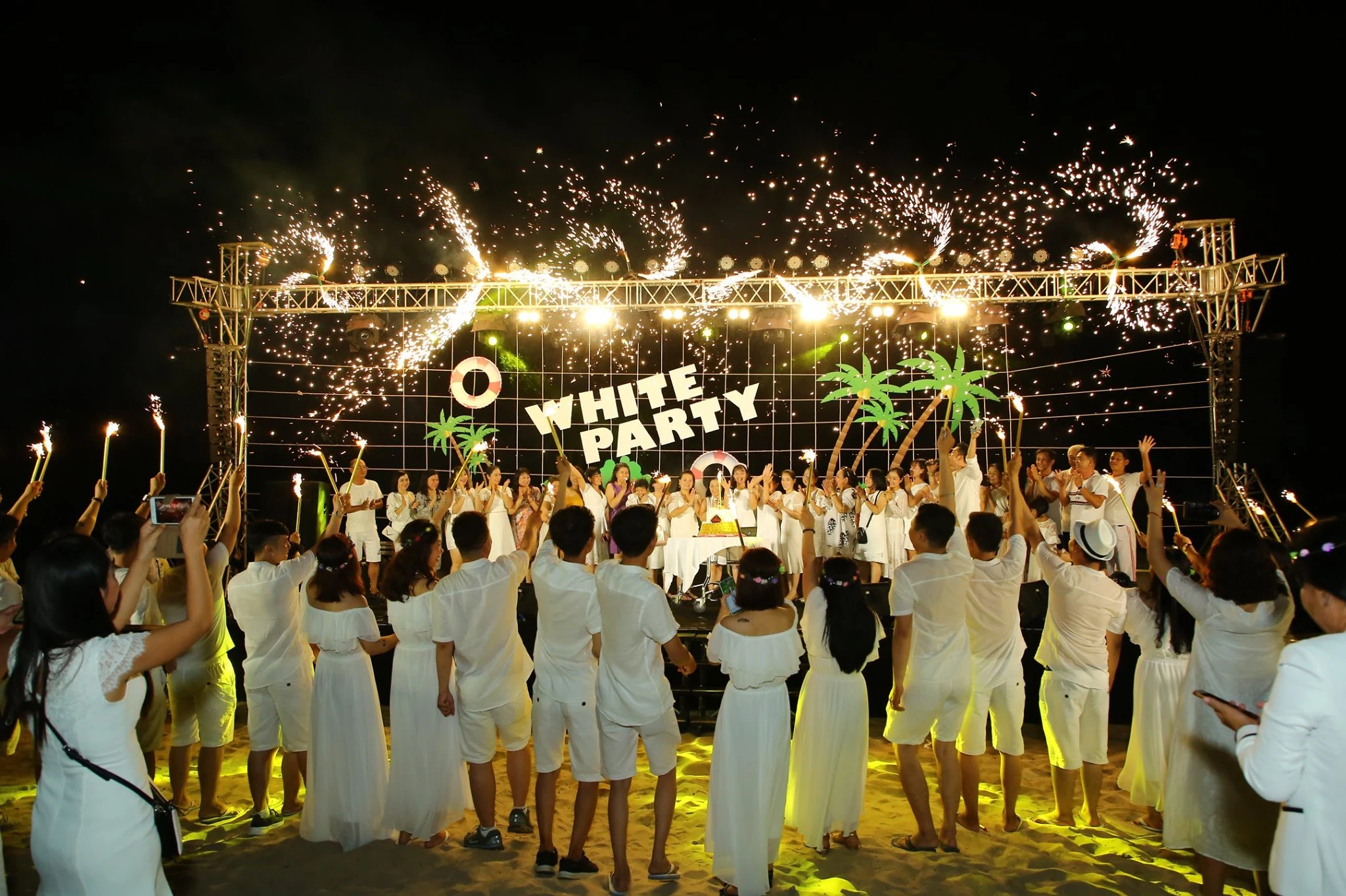 Case Study Company Trip Cam Ranh Ánh Hồng Food: 700 Khách 3 Ngày 2 Đêm