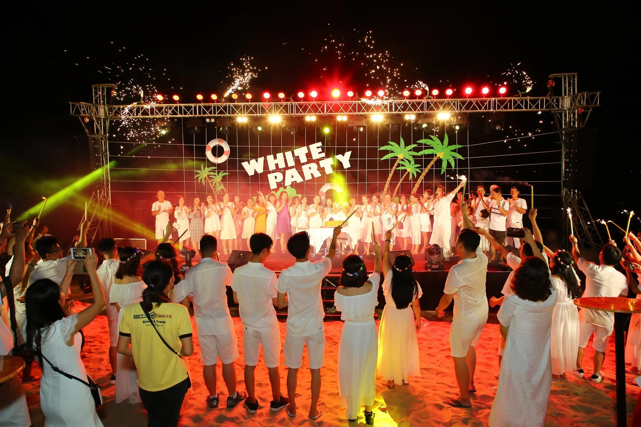 Không gian white party ngoài trời trong chương trình doanh nghiệp