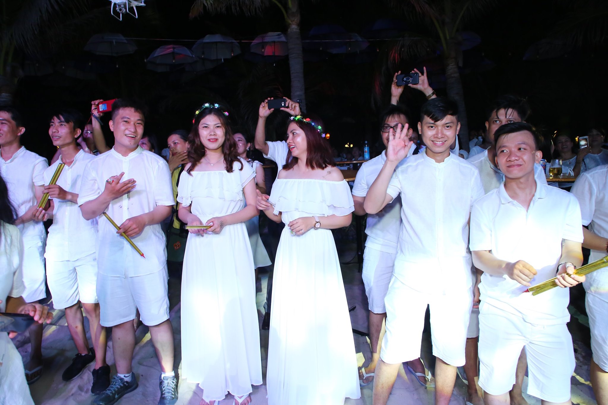 Tập thể doanh nghiệp mặc dresscode trắng trong đêm Gala Dinner ngoài trời