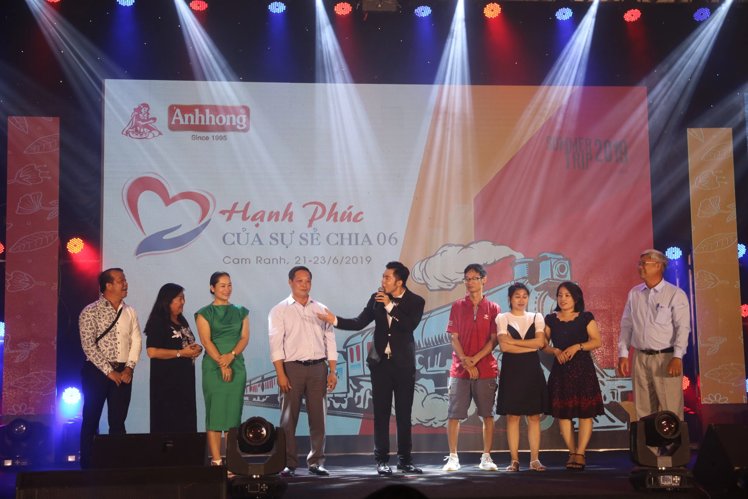 MC Gala Dinner giao lưu với khách mời trên sân khấu doanh nghiệp