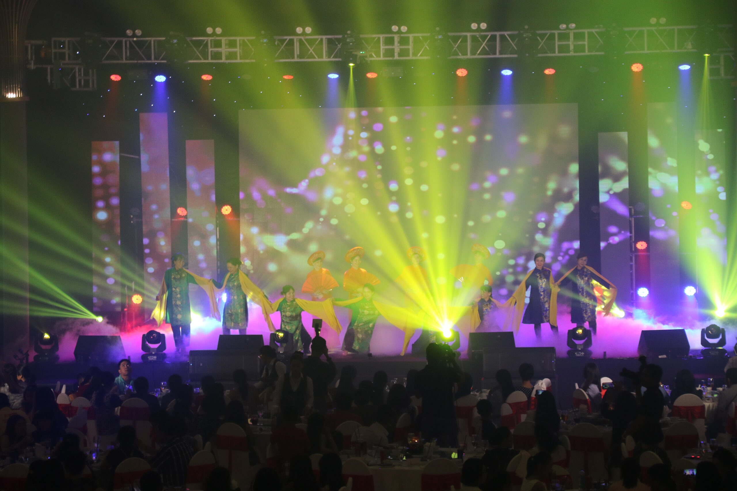 Tổng hợp 6 loại backdrop gala dinner cho đêm tiệc thêm ấn tượng