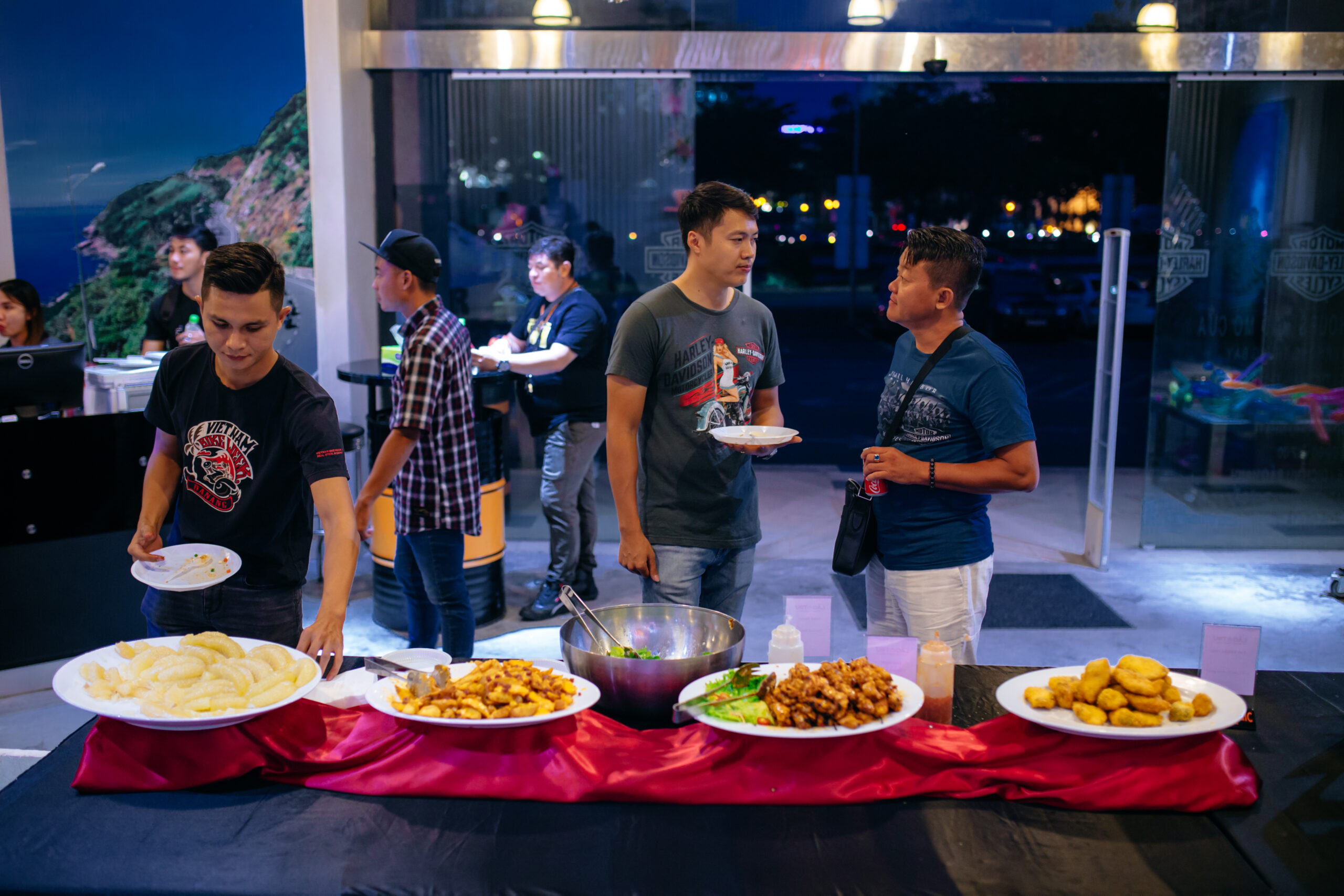 Khu vực tiệc BBQ trong chương trình Trung Thu Harley-Davidson