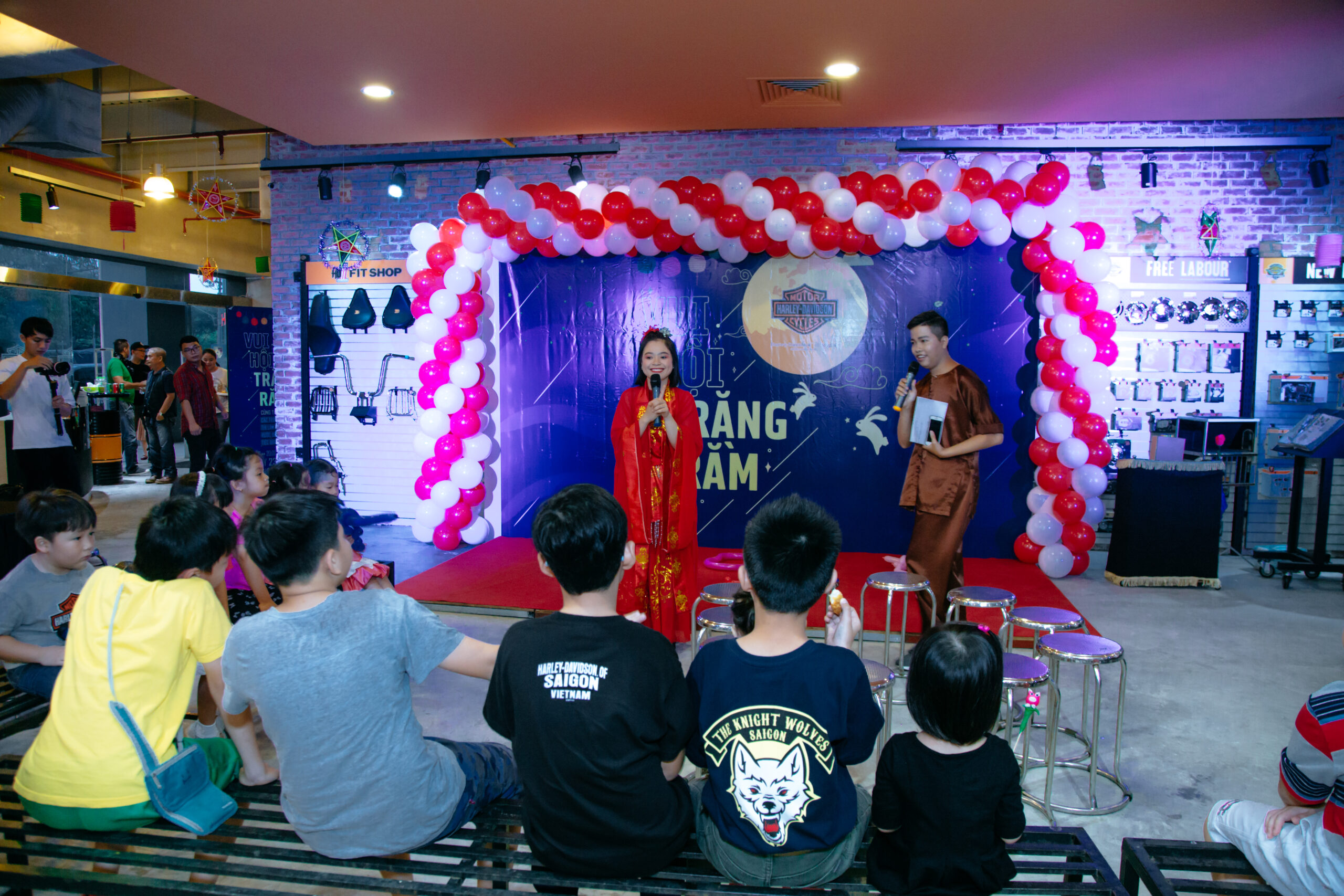 Sân khấu chương trình Trung Thu nhìn từ khu vực khán giả