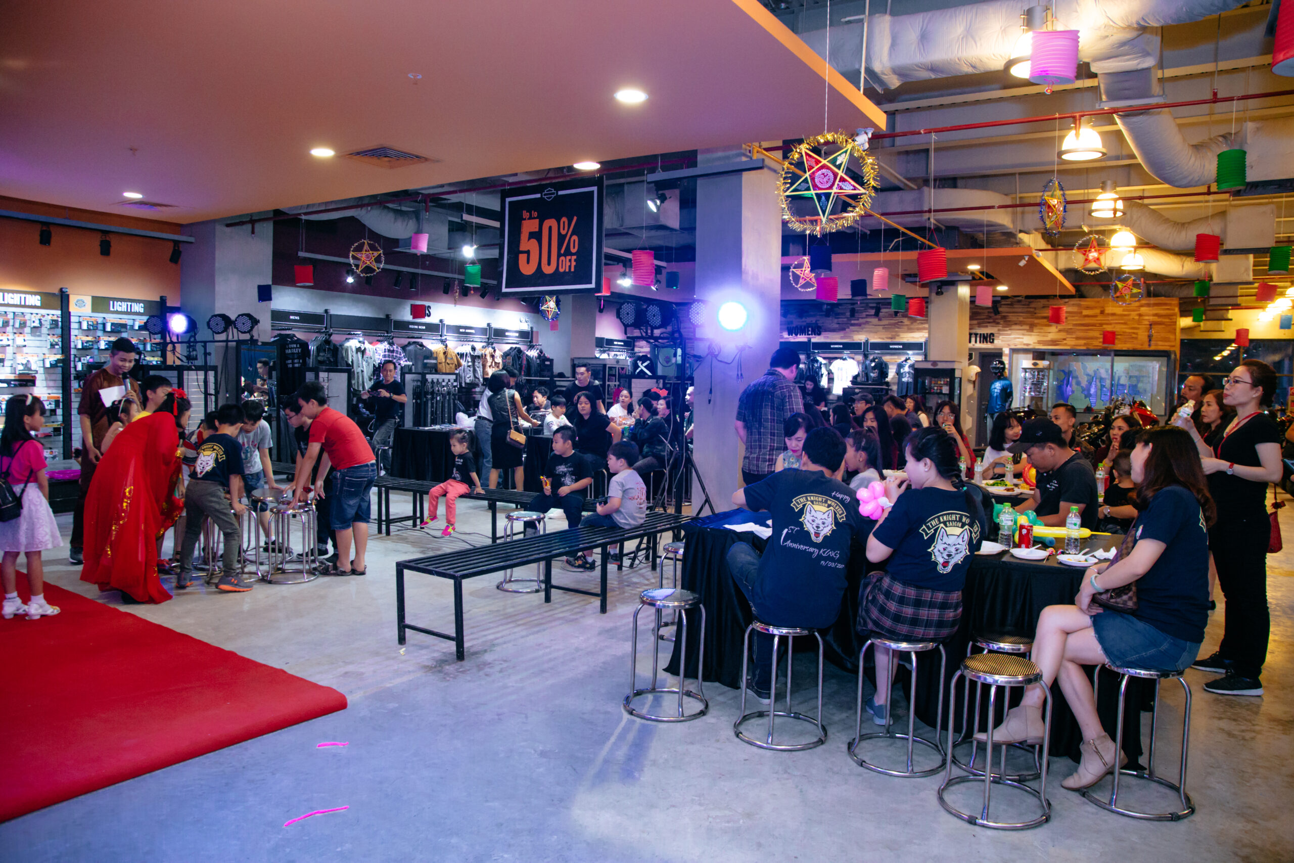 Toàn cảnh khách tham dự chương trình Trung Thu tại Harley-Davidson