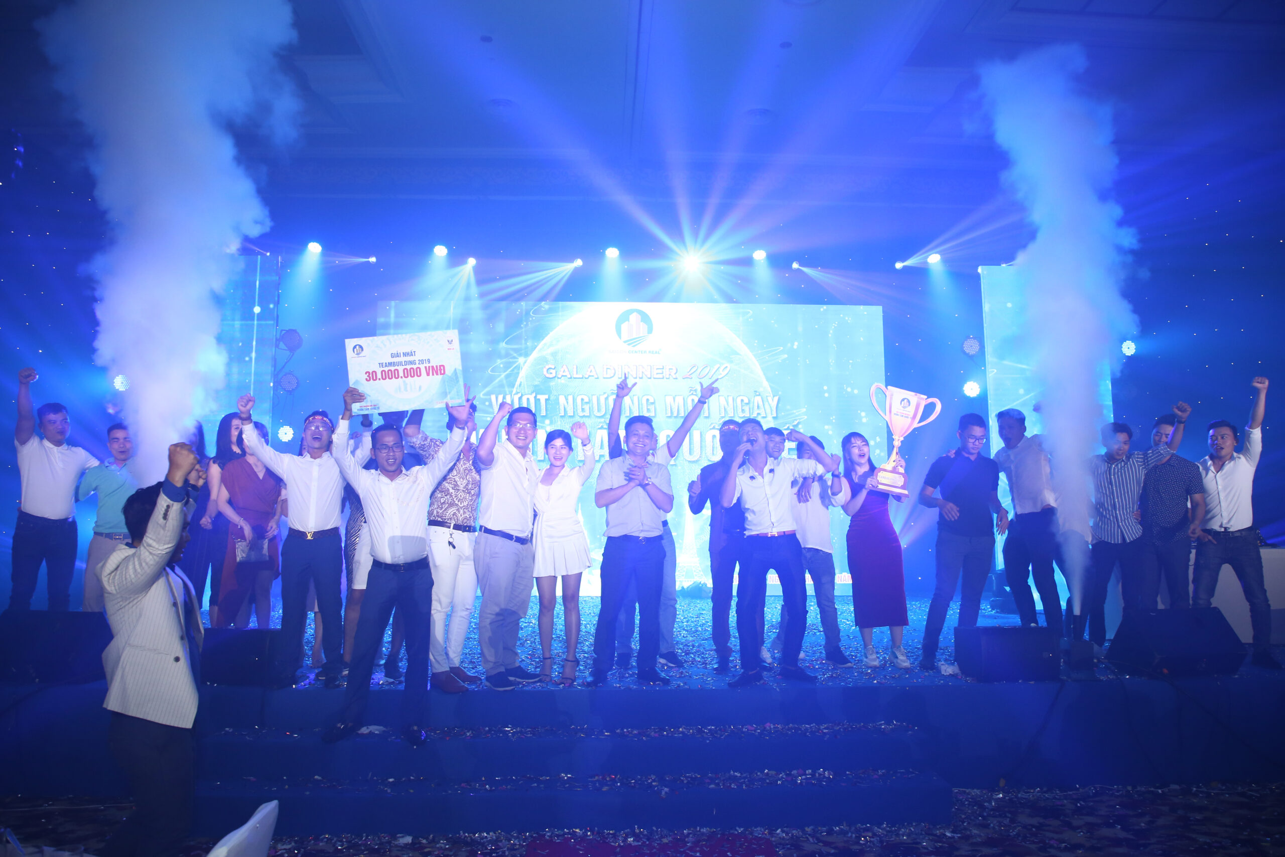 Case Study Gala Dinner Sài Gòn Center Real: Đêm Tiệc 1.000 Khách Tại Hồ Tràm