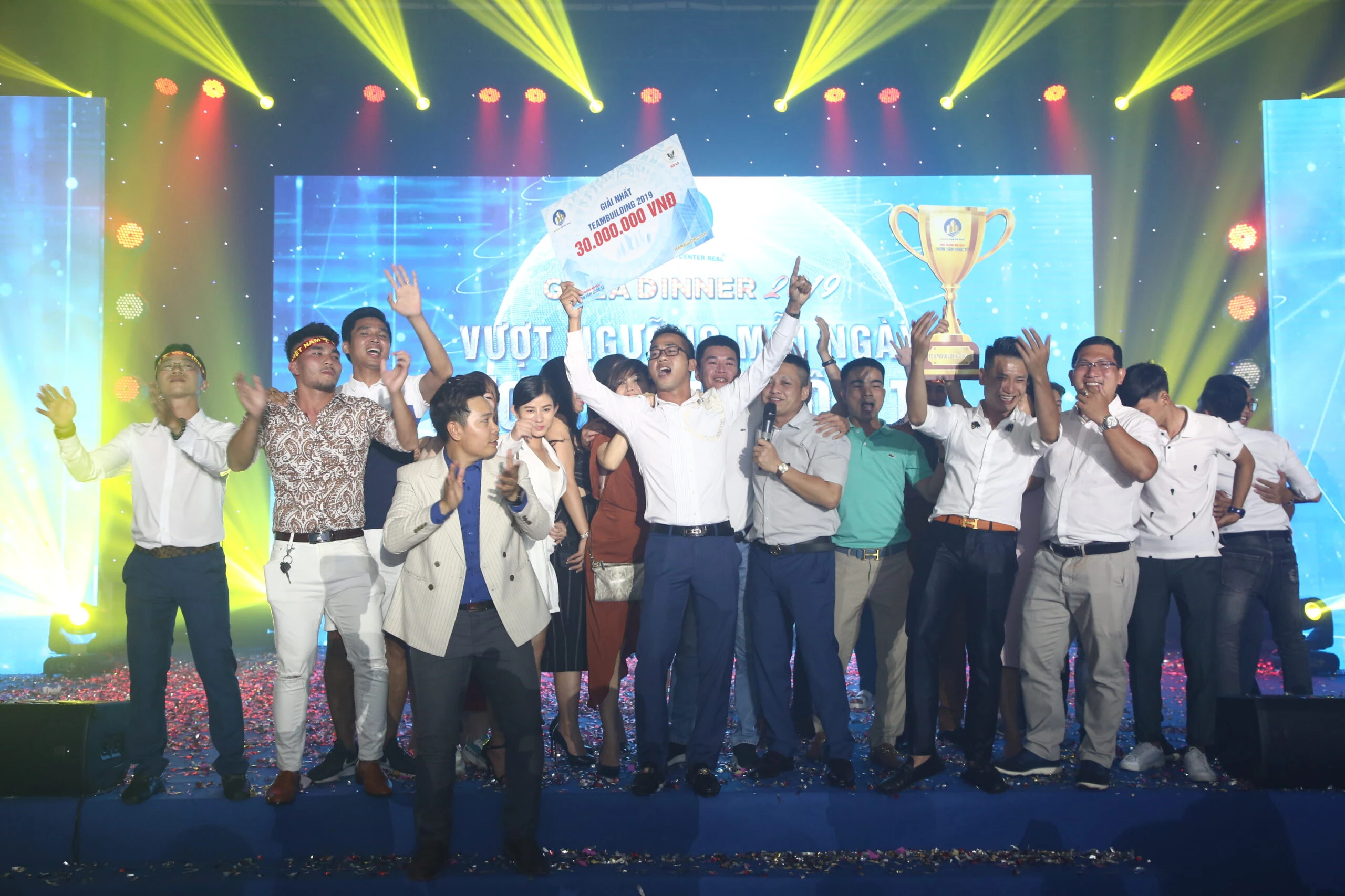 trao thưởng team building cho nhóm nhỏ