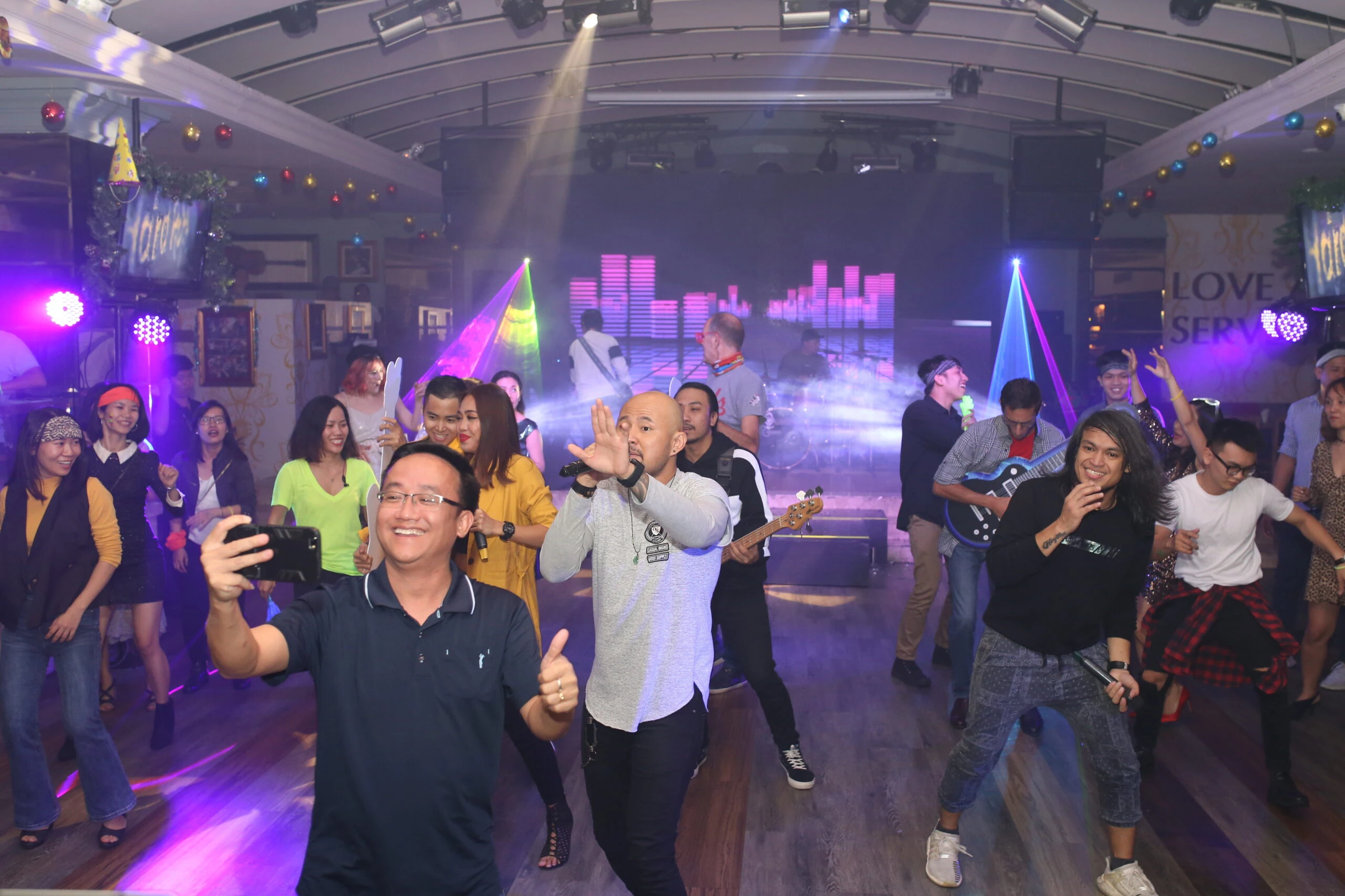Sân khấu Gala Dinner phong cách rock night cho doanh nghiệp