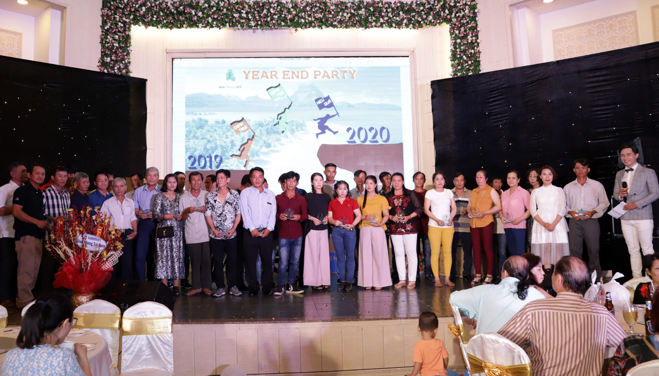 Tập thể Đại Phú Mỹ chụp ảnh trên sân khấu Year End Party