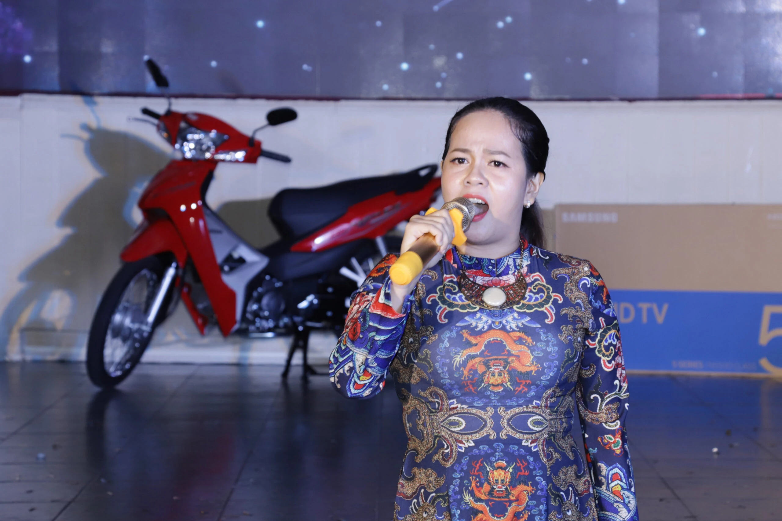 Nhân sự Đại Phú Mỹ biểu diễn văn nghệ tại Year End Party
