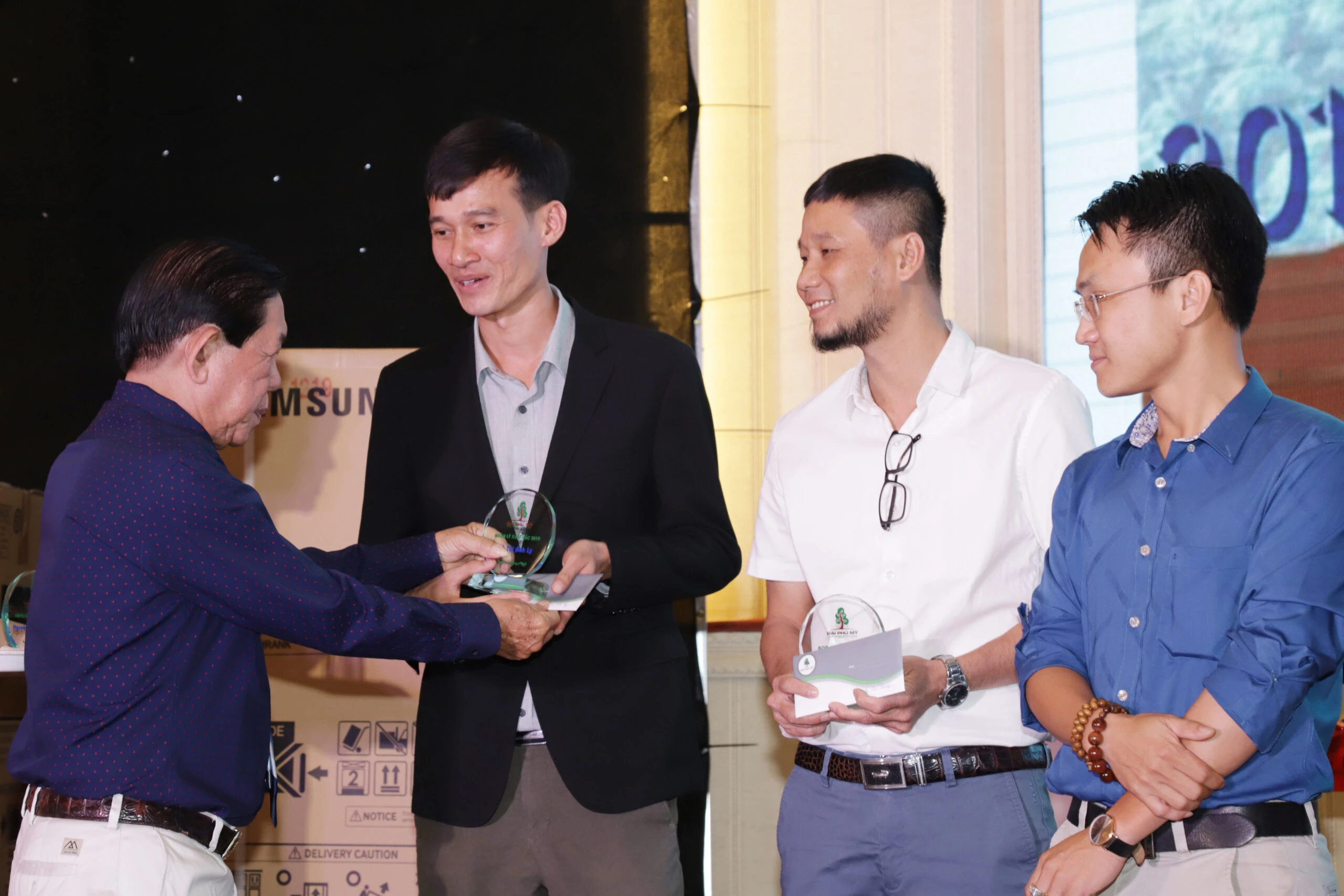 Khoảnh khắc trao thưởng tại Year End Party Đại Phú Mỹ