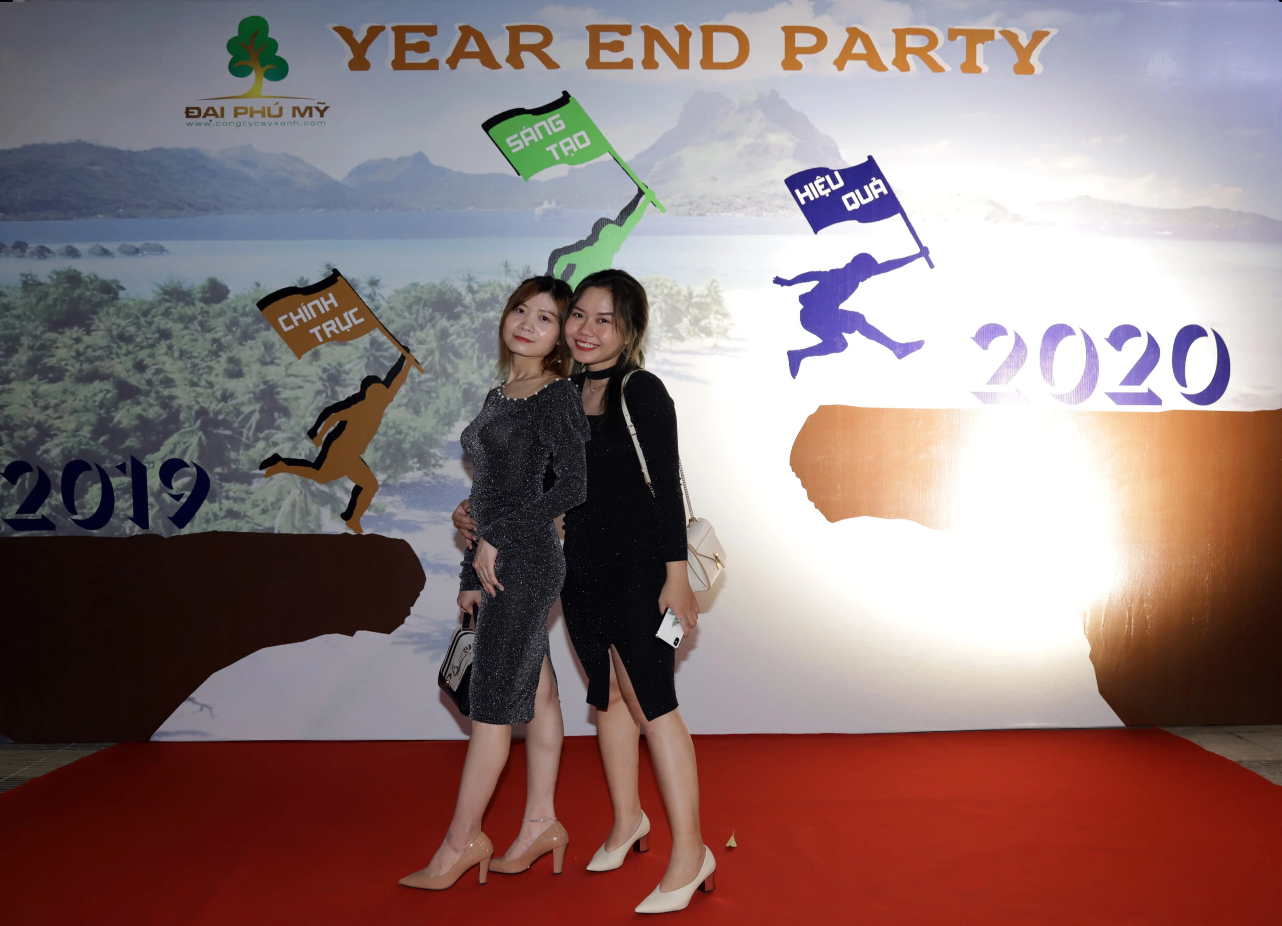 Khách mời Đại Phú Mỹ chụp ảnh trước backdrop Year End Party