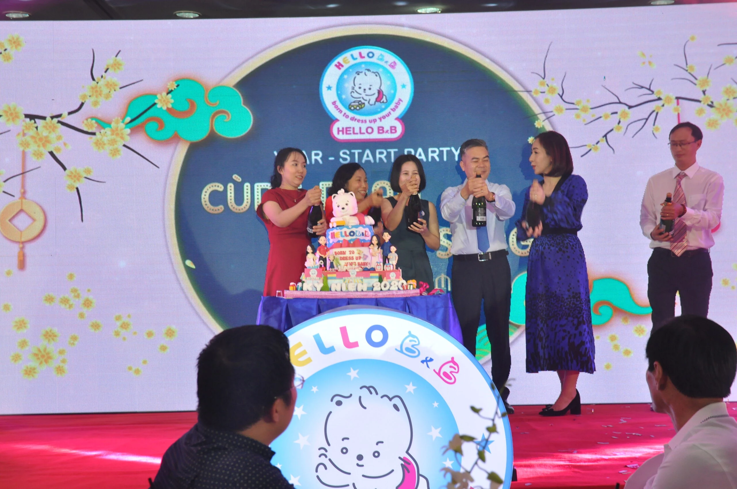 Nghi thức cắt bánh và chúc mừng trong chương trình lễ kỷ niệm doanh nghiệp