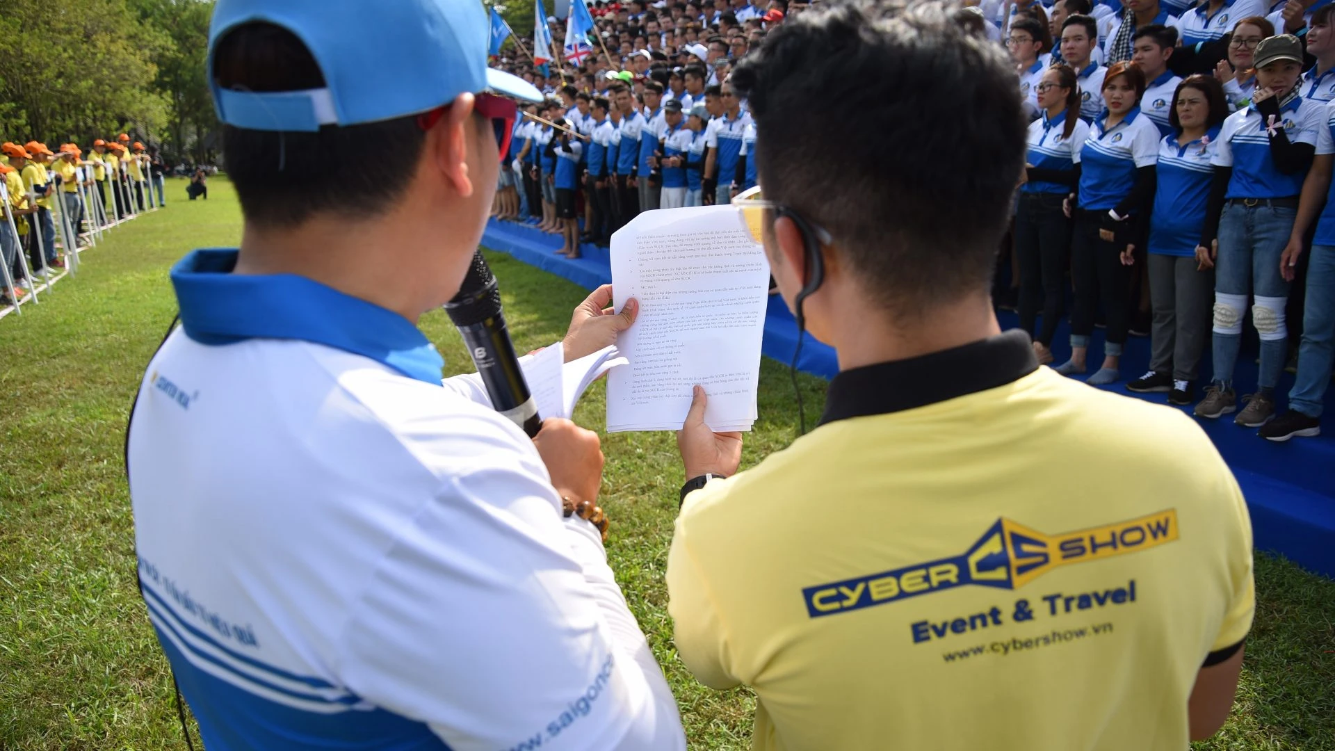 Đội ngũ Cyber Show điều phối chương trình ngoài trời và kiểm soát kịch bản sự kiện