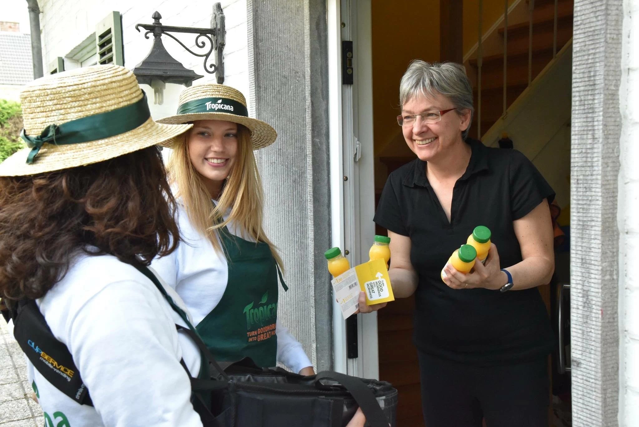 Sampling door to door với nhân sự phát mẫu thử trực tiếp tại khu dân cư