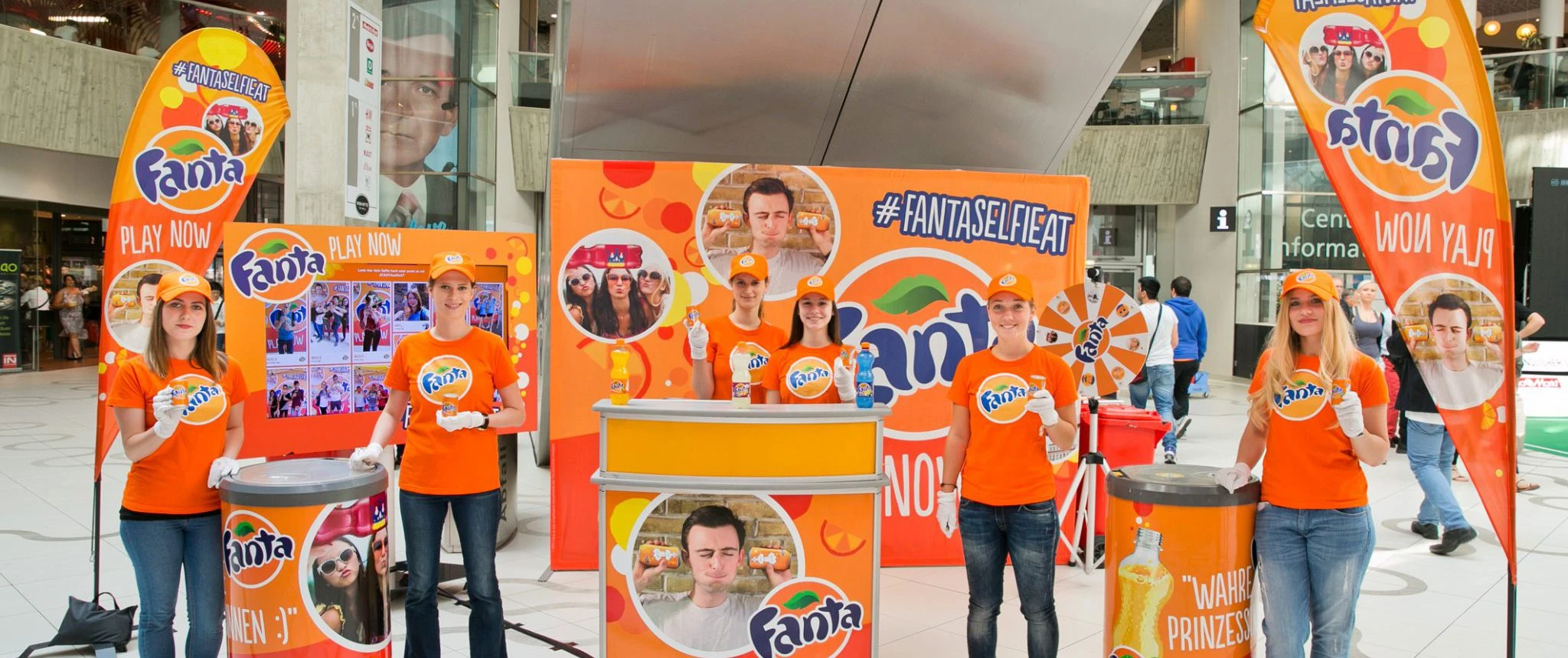 Booth sampling sản phẩm tại trung tâm thương mại với đội ngũ PG PB giới thiệu và mời khách dùng thử