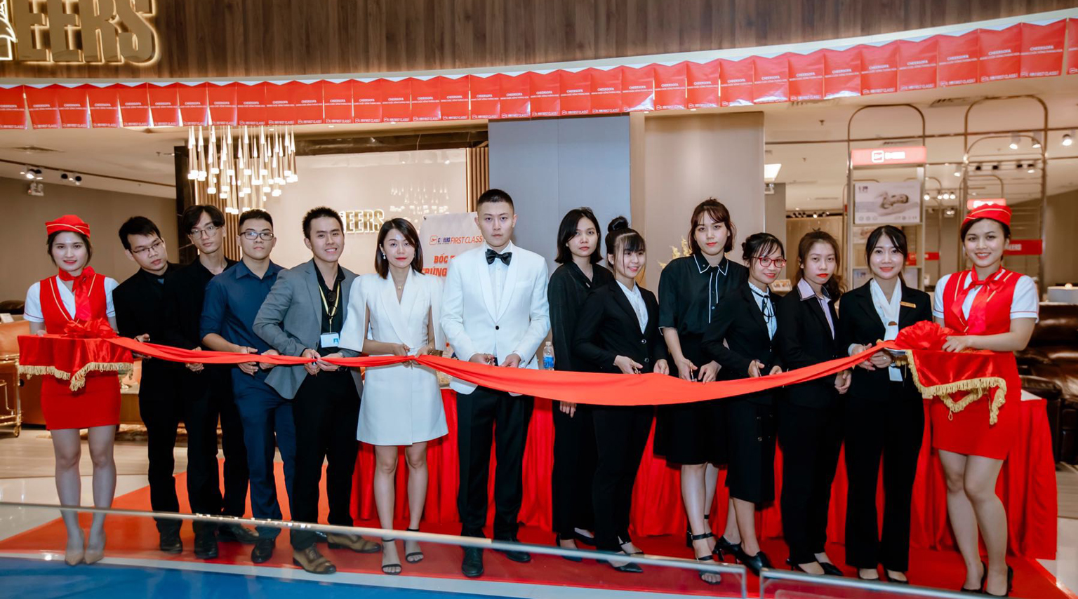 Tưng bừng ngày hội kỷ niệm 1 năm thành lập Cheersofa tại trung tâm thương mại Crescent Mall