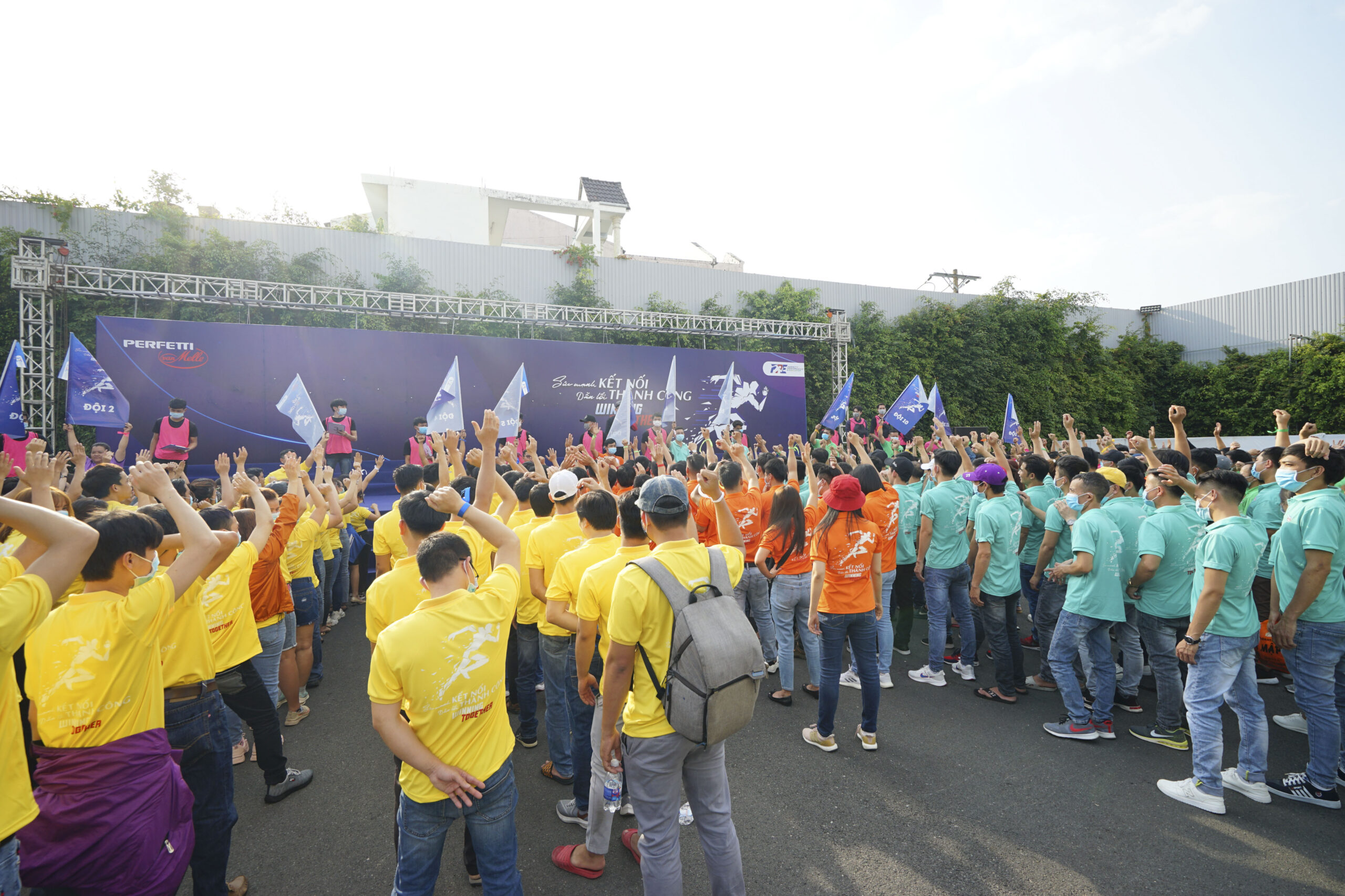 Đông đảo nhân sự Perfetti Van Melle tham gia Team Building với đội hình chia màu rõ ràng