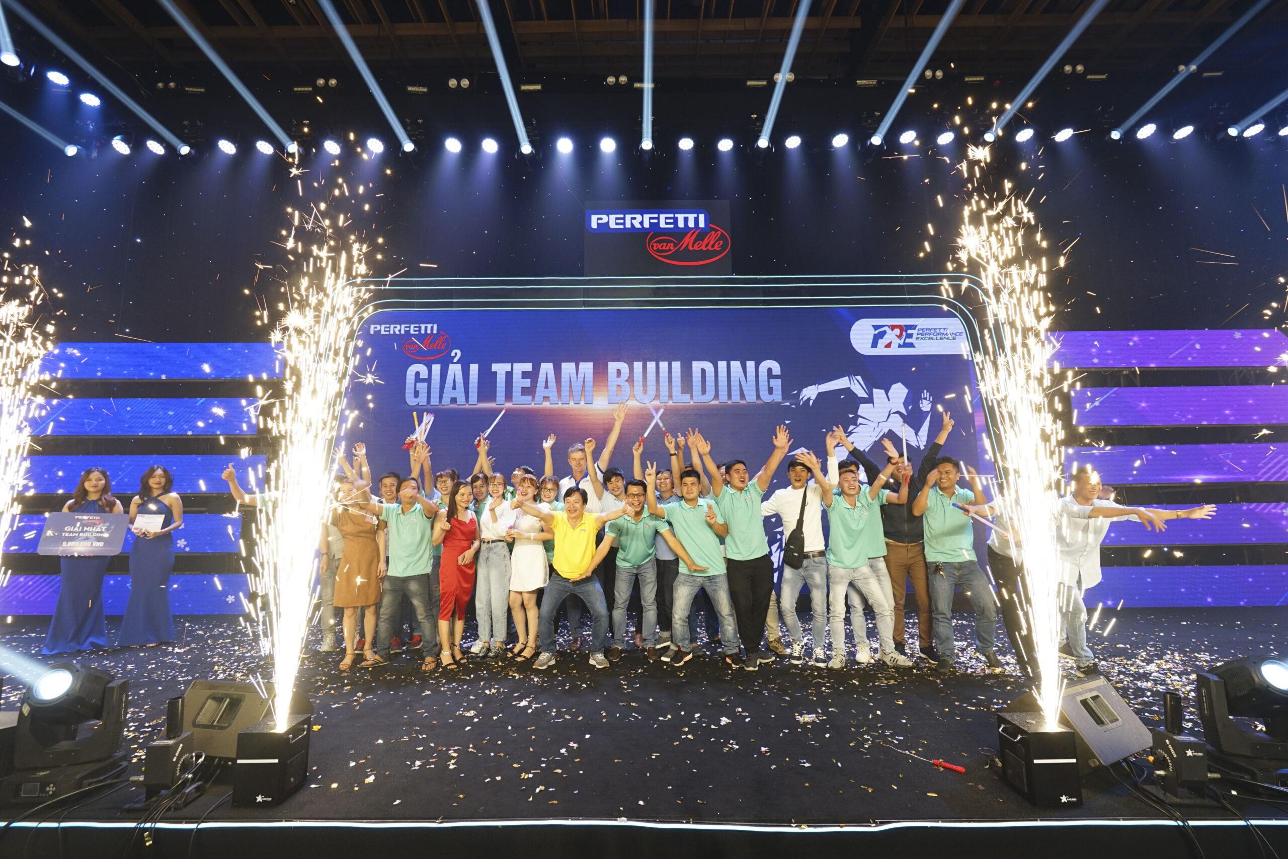 Trao giải Team Building cho các đội Perfetti Van Melle trên sân khấu Year End Party