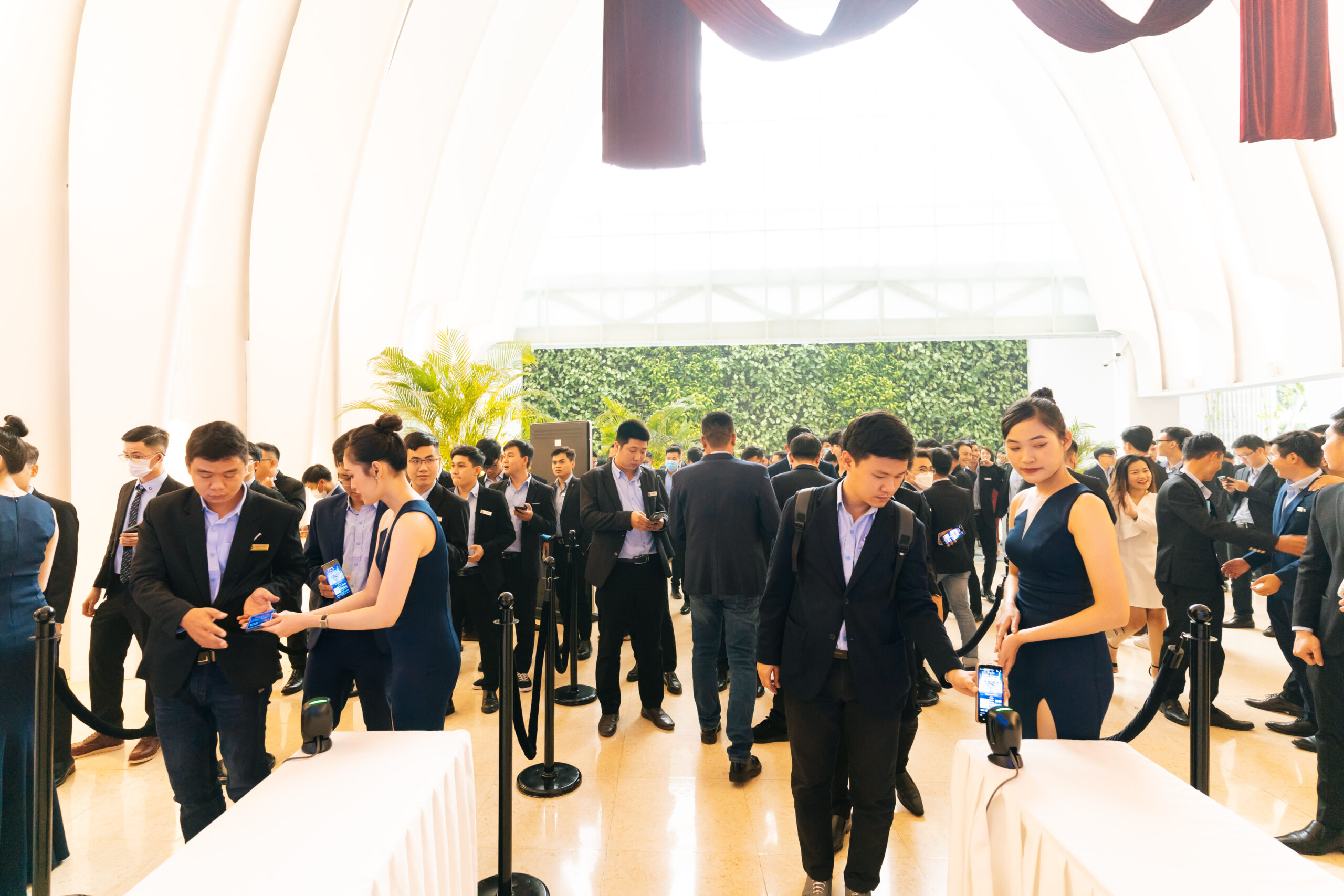 Khách tham dự tương tác tại khu foyer Hội nghị Tổng kết CENTRAL