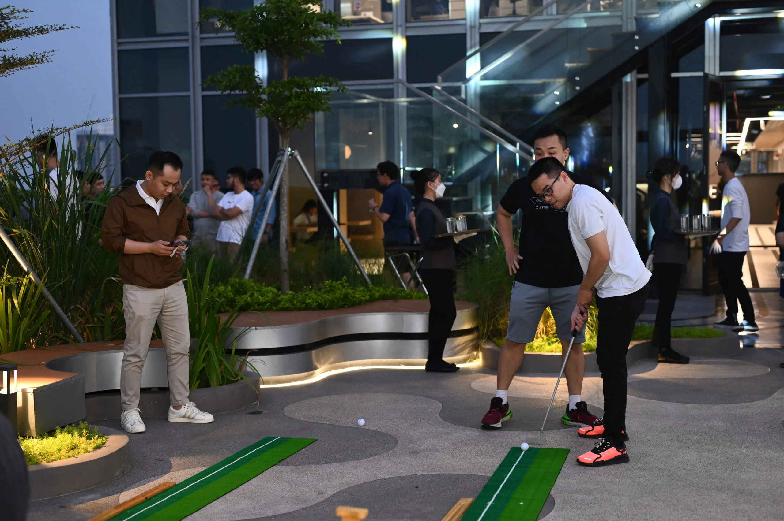 Trò chơi tiệc tất niên với trạm golf mini