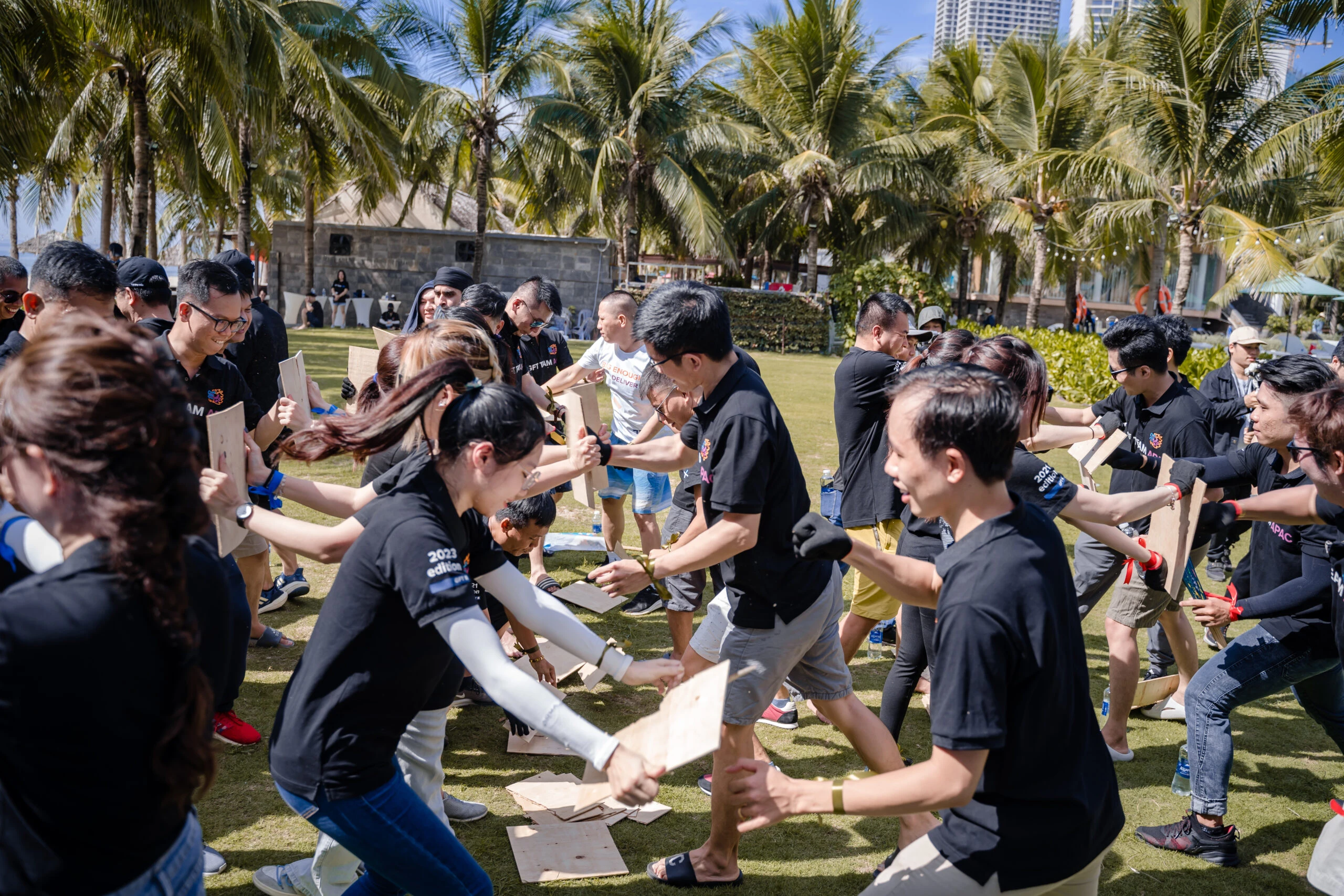 Hoạt động teamwork trên bãi biển của GFT Technologies Vietnam