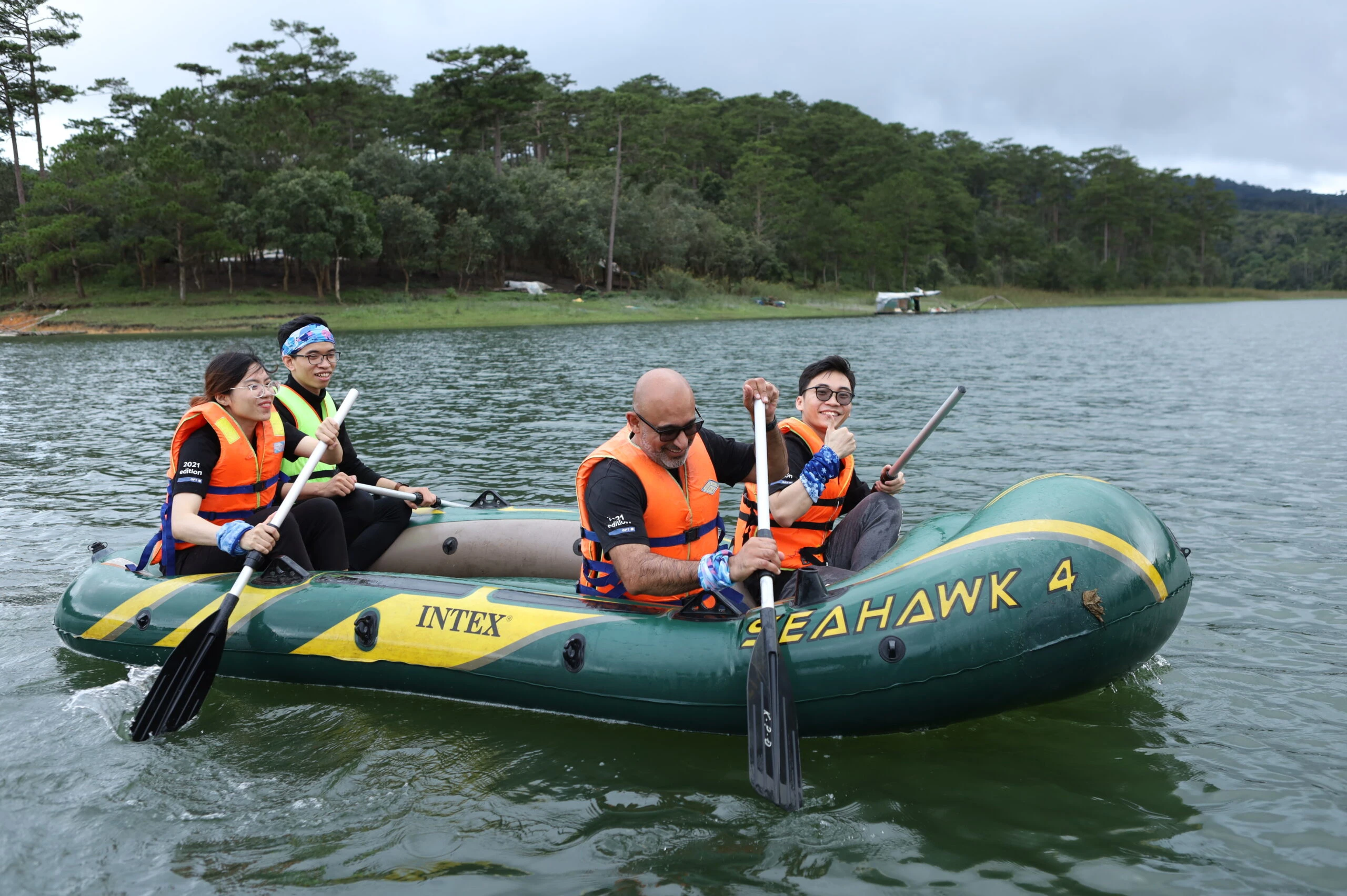 Trải nghiệm chèo thuyền trong hành trình company trip GFT Technologies Vietnam