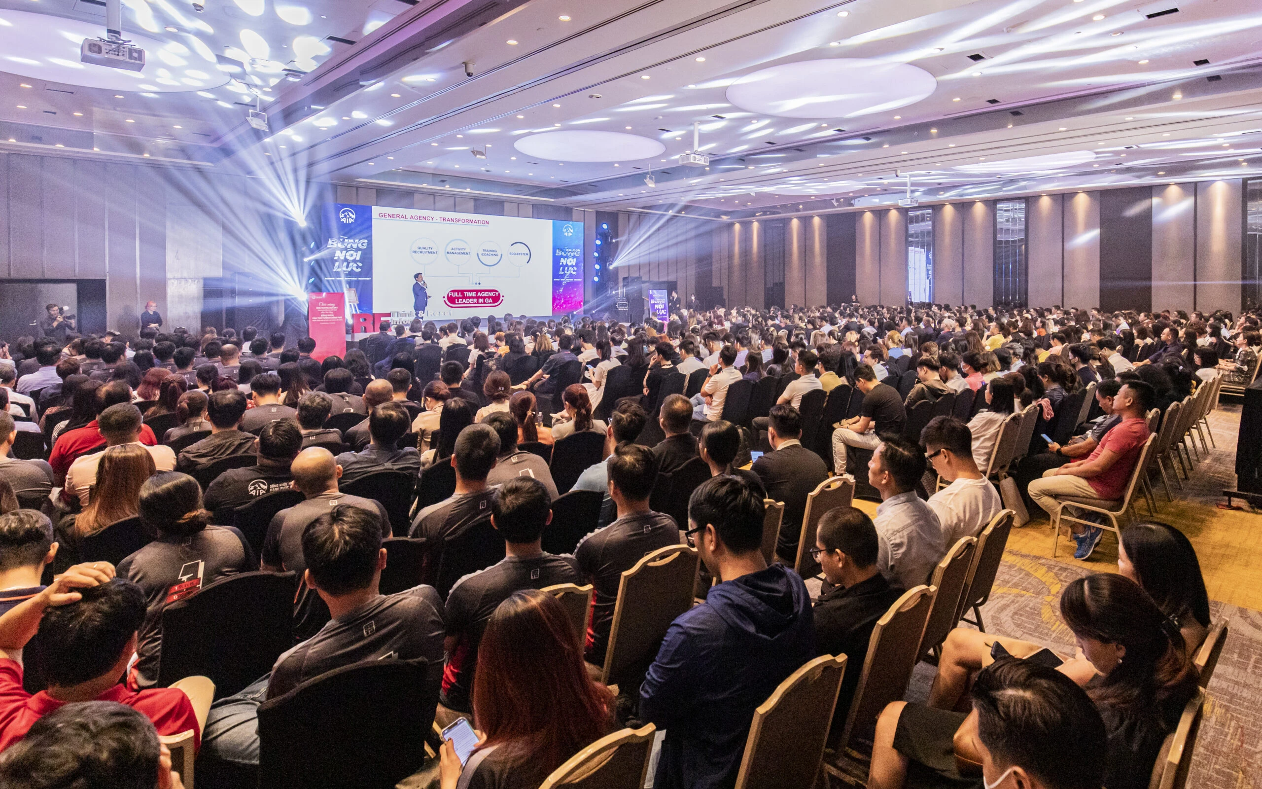Ban lãnh đạo chia sẻ trong chương trình Town Hall Meeting