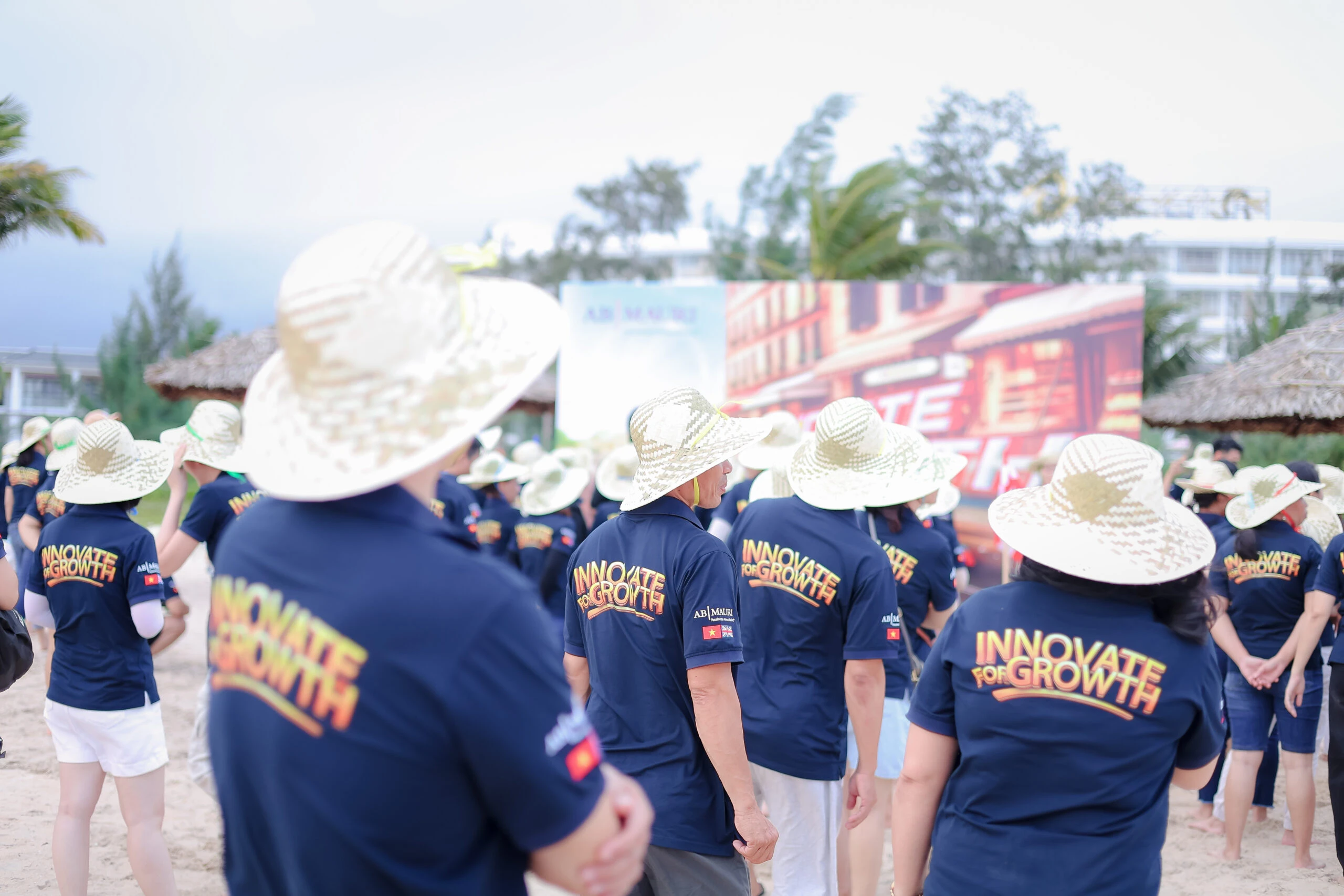 Tập thể doanh nghiệp khởi động Team Building trên biển Hồ Tràm