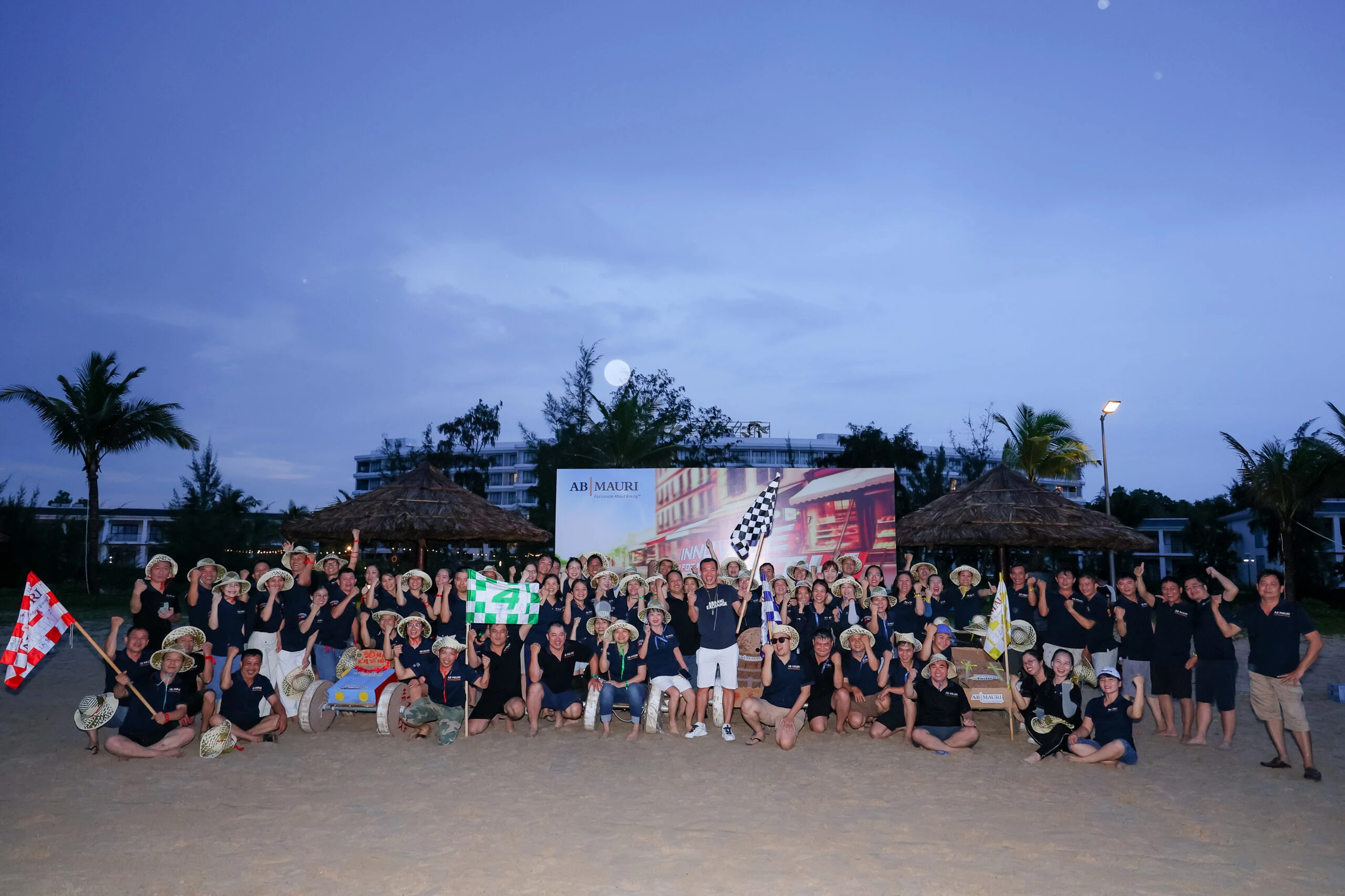 Tập thể tổng kết chương trình Team Building tại Hồ Tràm
