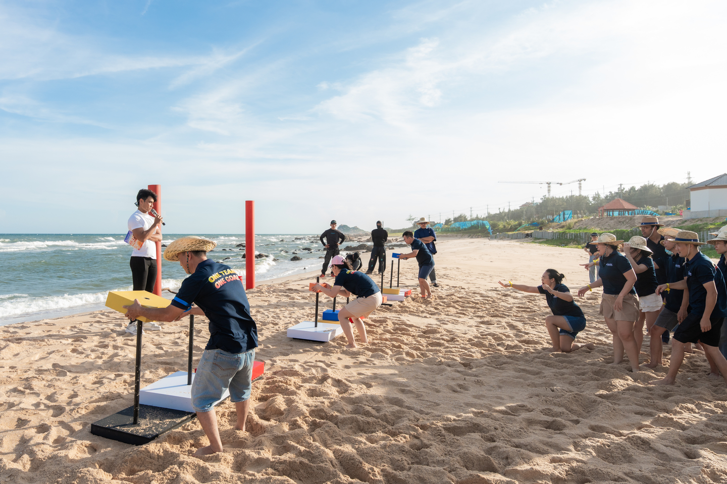Hoạt động tập thể ngoài trời trên bãi biển trong chương trình doanh nghiệp AB Mauri