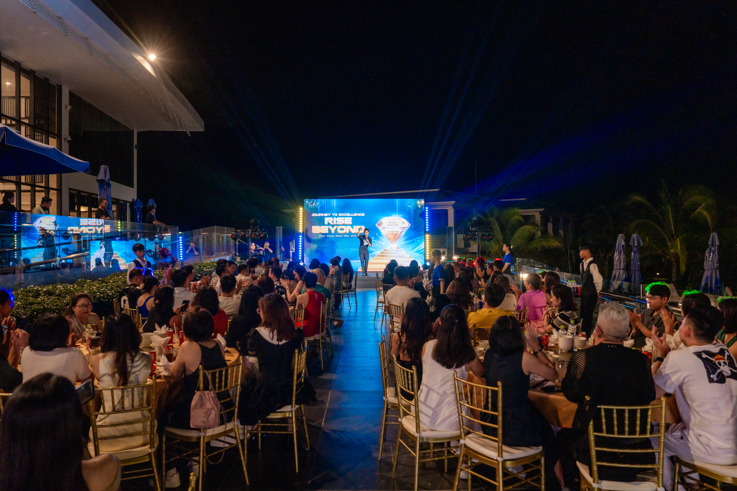Không gian Gala Dinner ngoài trời trong chuyến đi doanh nghiệp