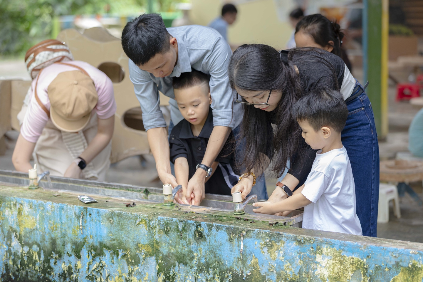Gia đình GEODIS cùng tham gia hoạt động trang trí chậu cây