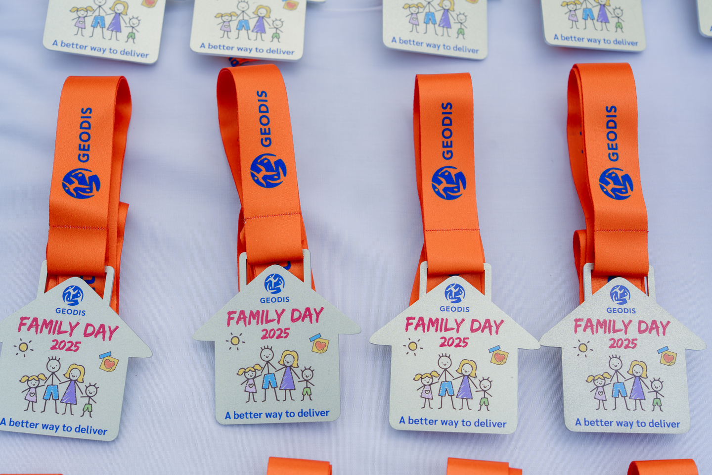 Huy chương GEODIS Family Day 2025 được chuẩn bị cho các gia đình tham dự