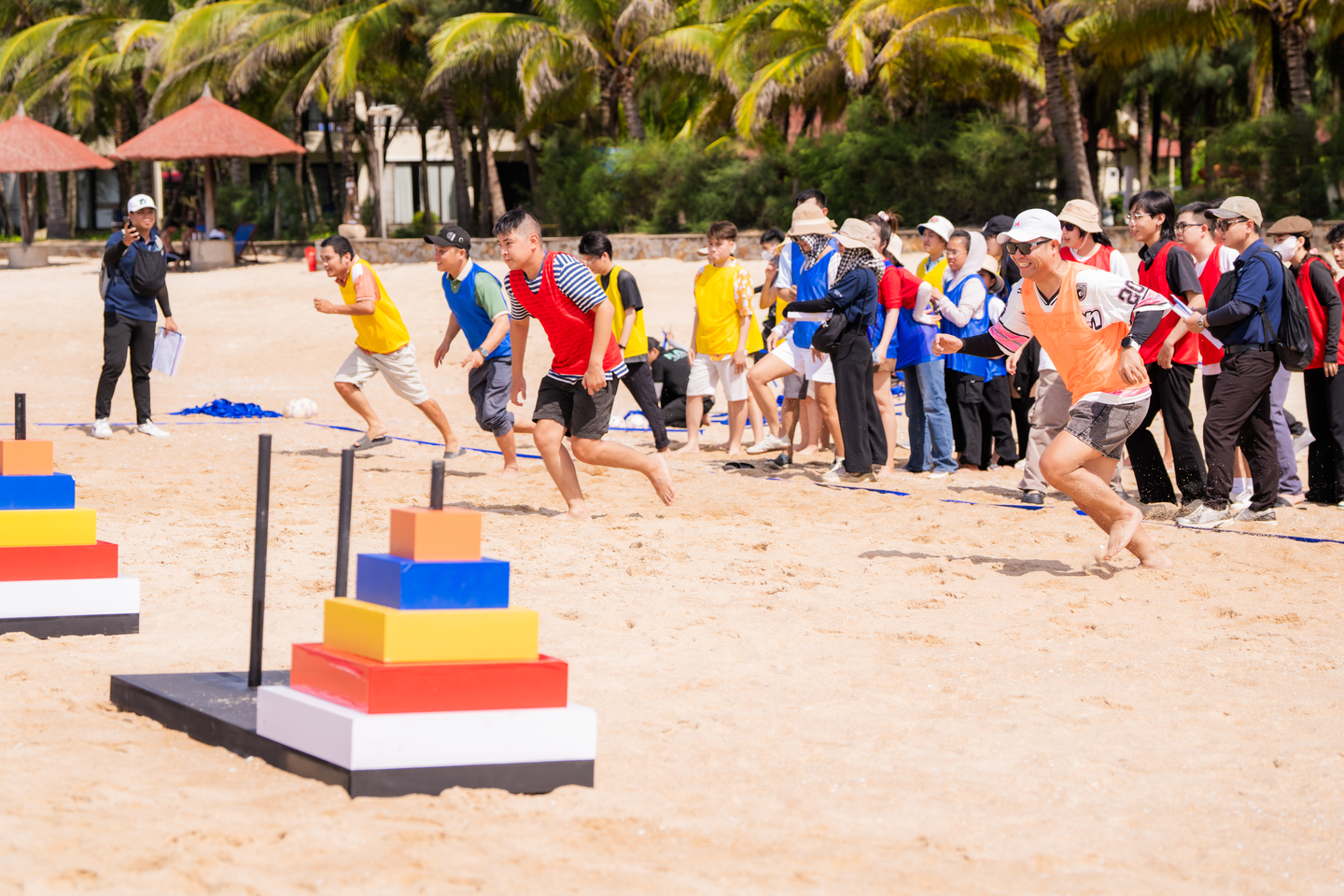 Các đội L&A Holdings tham gia thử thách vận động trong chương trình team building tại Hồ Tràm