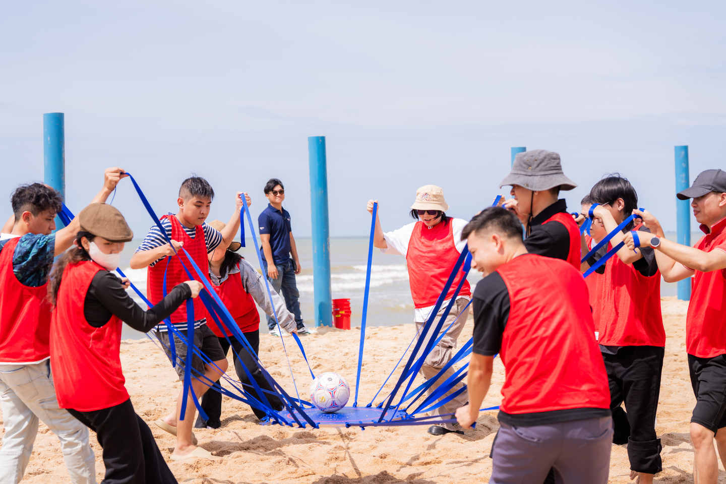 Đội chơi L&A Holdings phối hợp trong thử thách team building cần sự đồng bộ và khéo léo