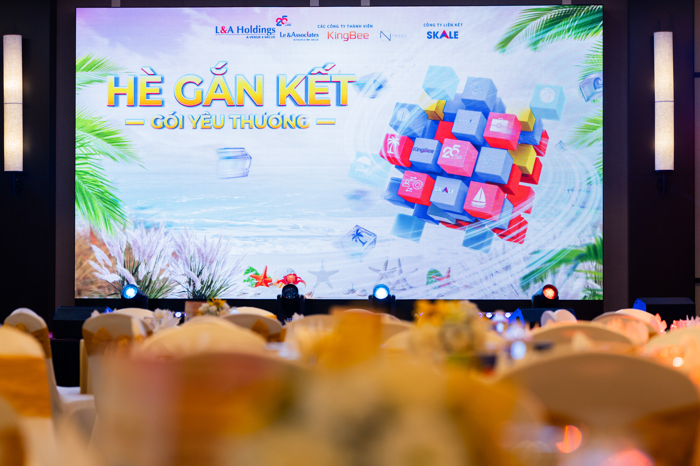 Sân khấu tiệc tối L&A Holdings với chủ đề Hè Gắn Kết Gói Yêu Thương