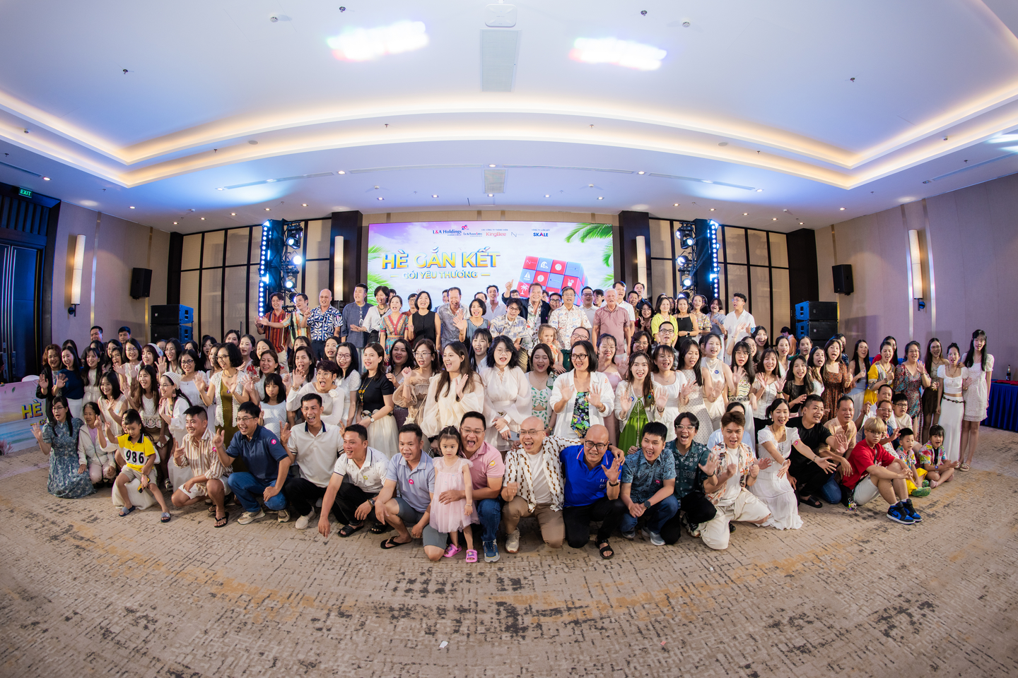 Tập thể L&A Holdings chụp ảnh trong tiệc tối sau chương trình team building